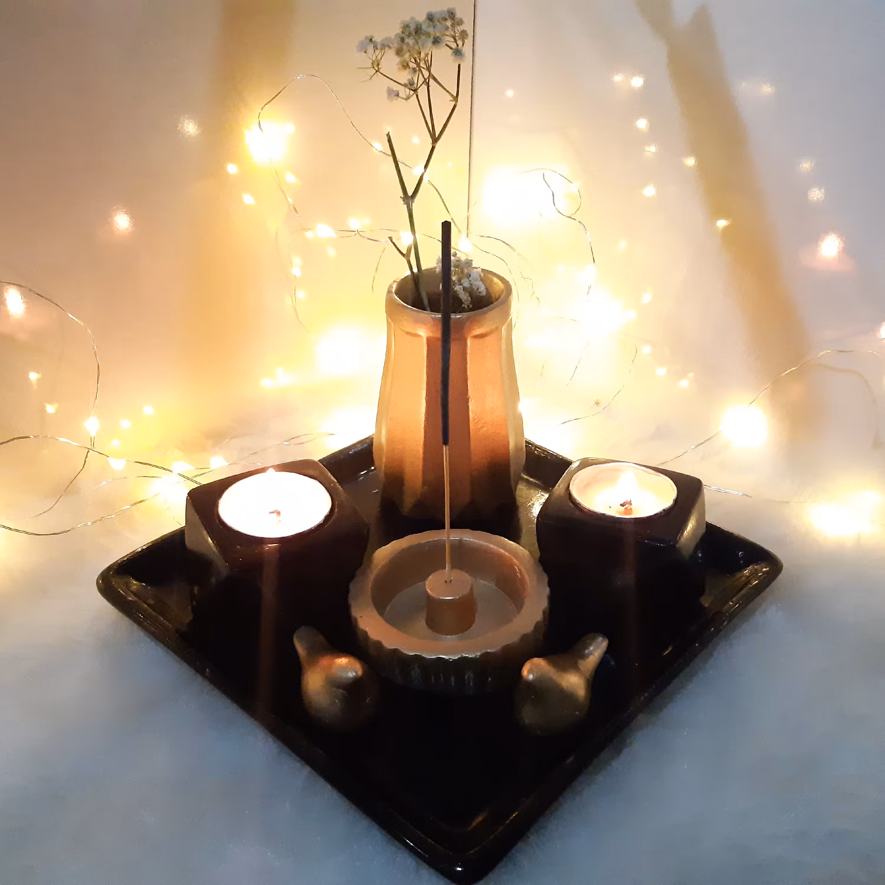 ست جاعودی و جاشمعی و سینی به همراه 2 مرغ آمین طرح مشکی طلایی(5 تکه)