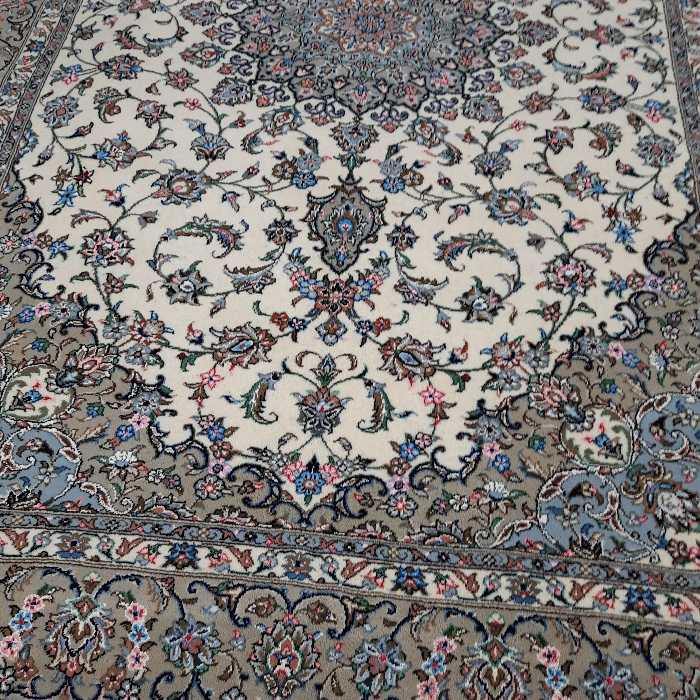 قالی دستباف یزدی شش متری طرح بهار رنگ کرم خاکی با چهار رنگ ابریشم ارسال باربری