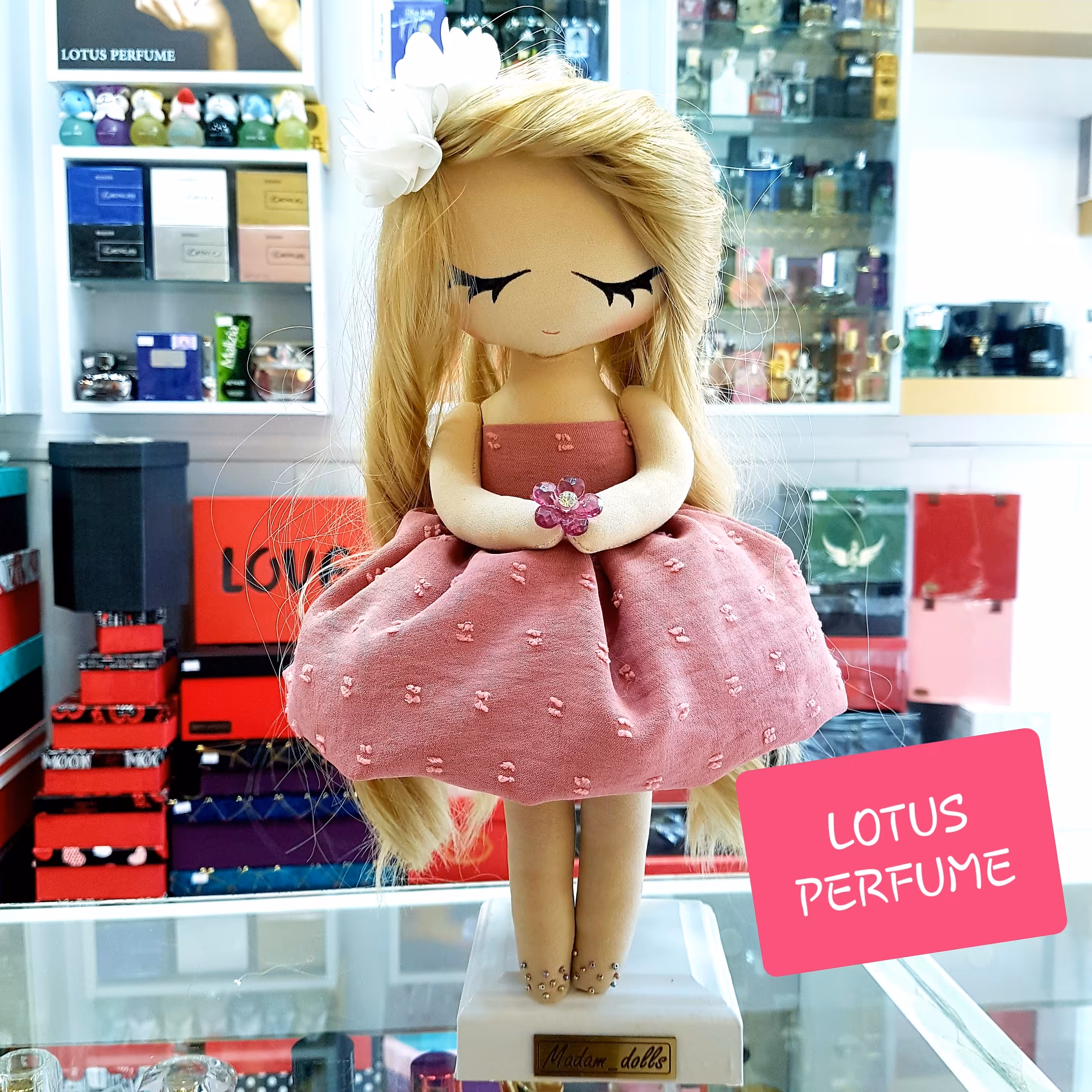 عروسک  تیلدا مدل رمانتیک رنگ صورتی موی گیسو دامن دار با پایه چوبی جنس پارچه حریر و الیاف قابل شستشو با ارسال رایگان