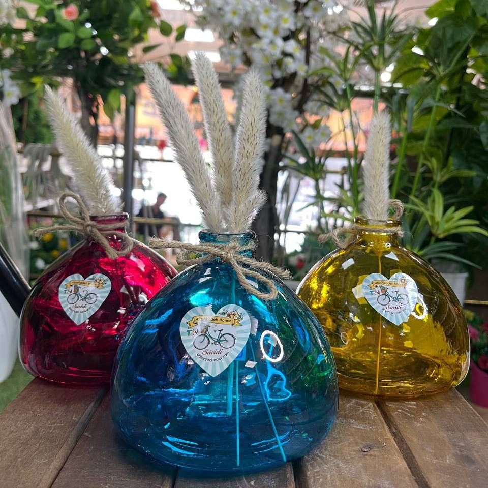 بطری شیشه ای رنگی، تزیینی و مصرفی، جهت استفاده برای مایعات ، گلهای طبیعی و گل خشک