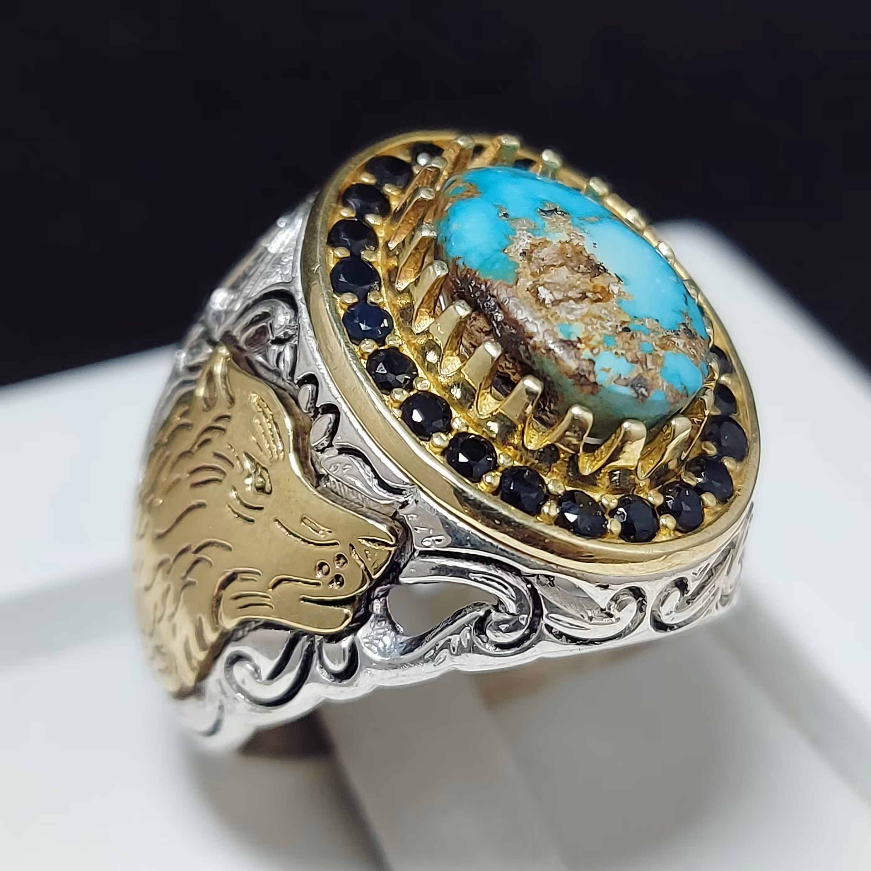 انگشتر نقره زیبای مردانه طرح قلم با نگین فیروزه نیشابوری اصلی و معدنی مخراج شده با نگین های یاقوت صنعتی