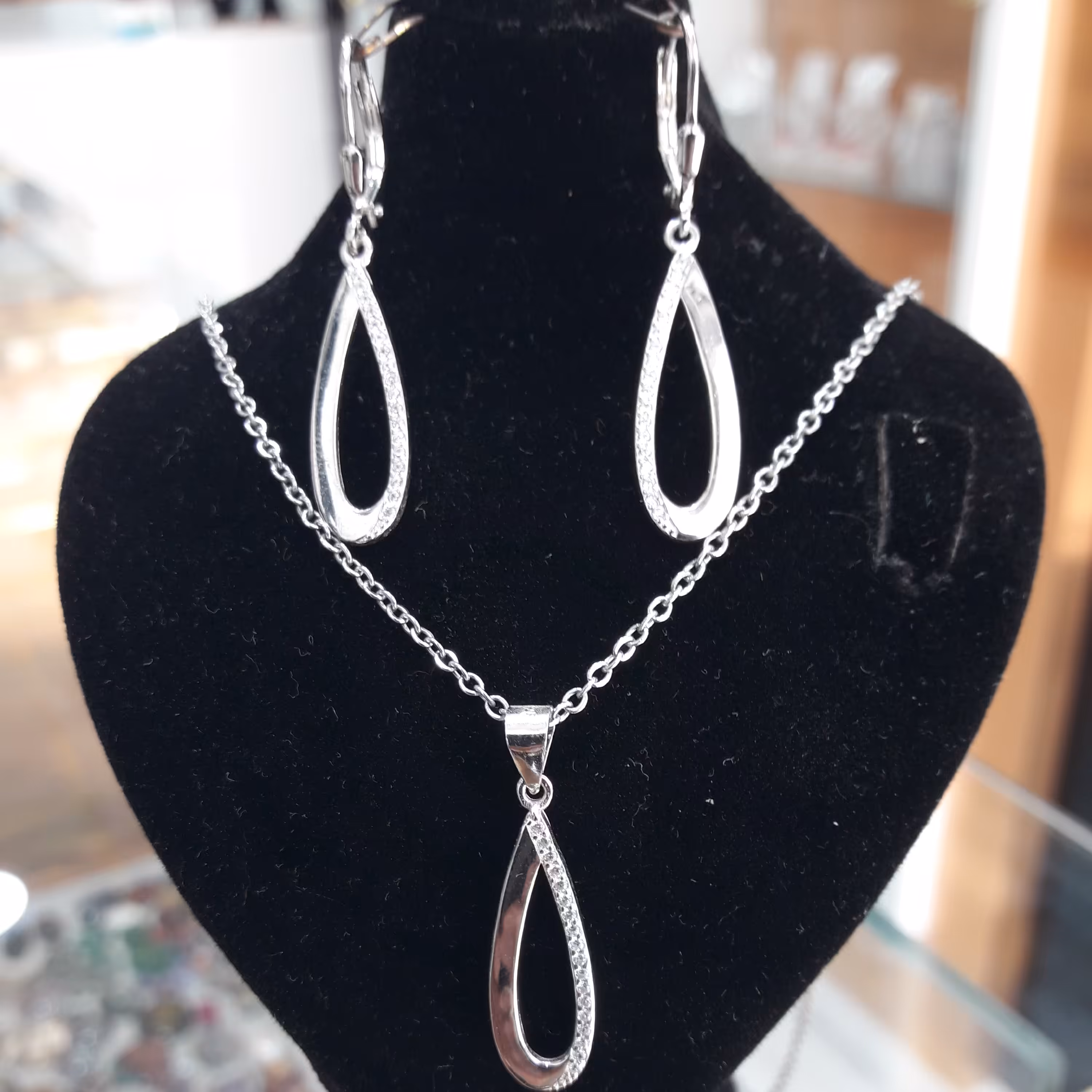 نیم ست نقره رادیوم تایلندی بسیار زیبا و جذاب با رادیوم بسیار قوی و زنجیر ایتالیایی براق  