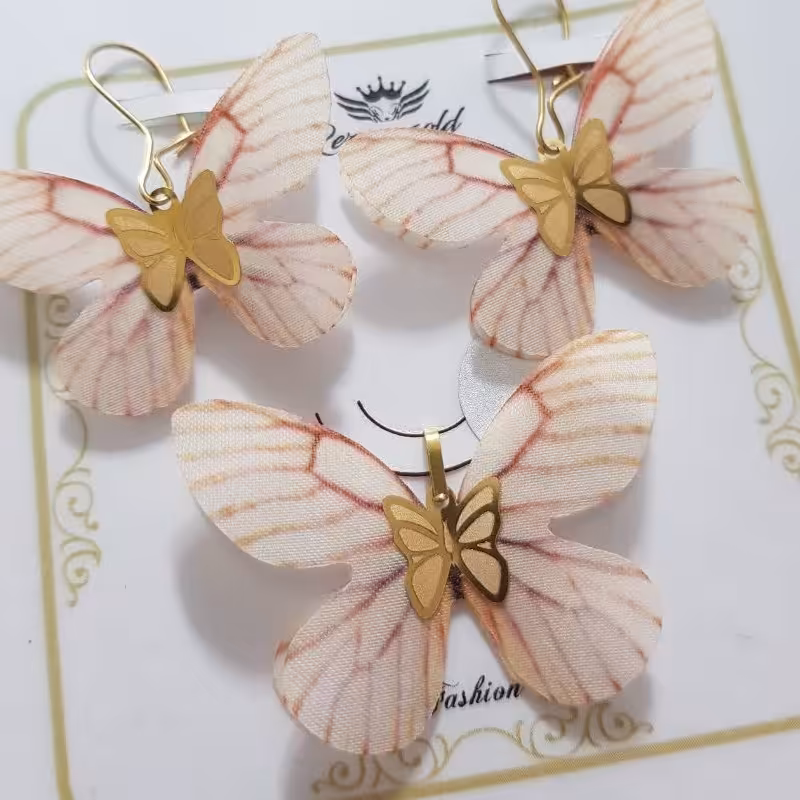 نیم ست پروانه طلا پارچهo لاکچری و خاص پسندo ویژه ی مشکل پسندانo وزن 900  sot  قیمت  2 میلیون و 800 پلاک تک هم قابل سفارش