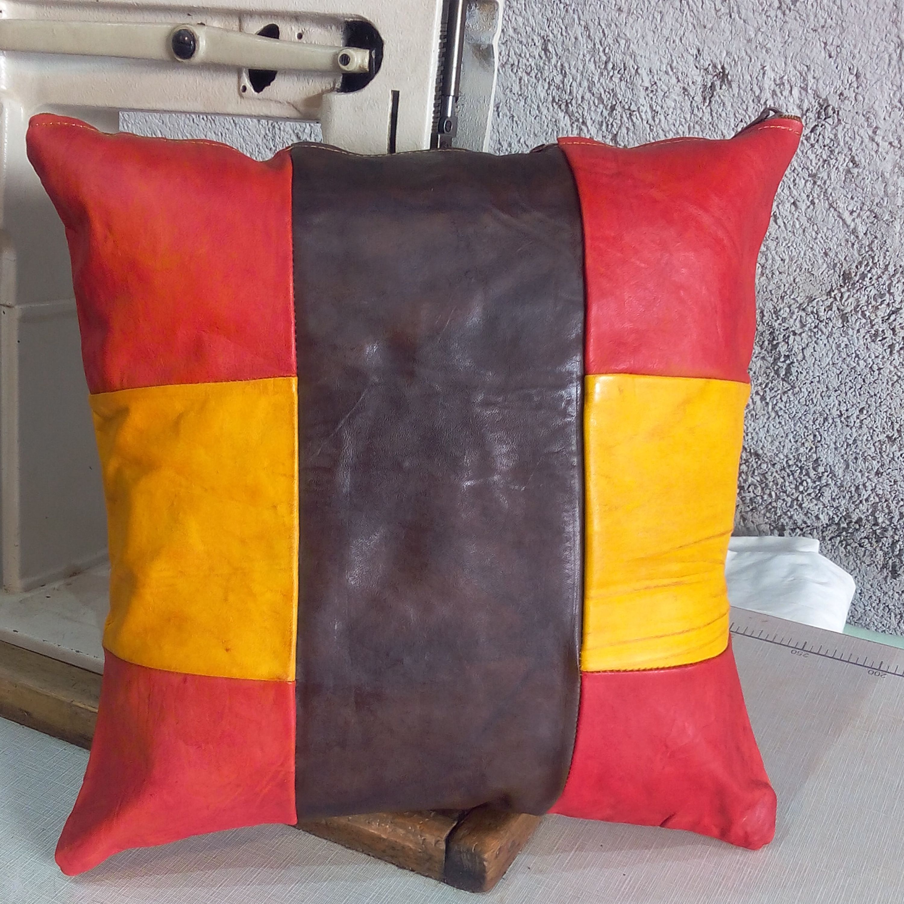 کاور کوسن چرم کد 32