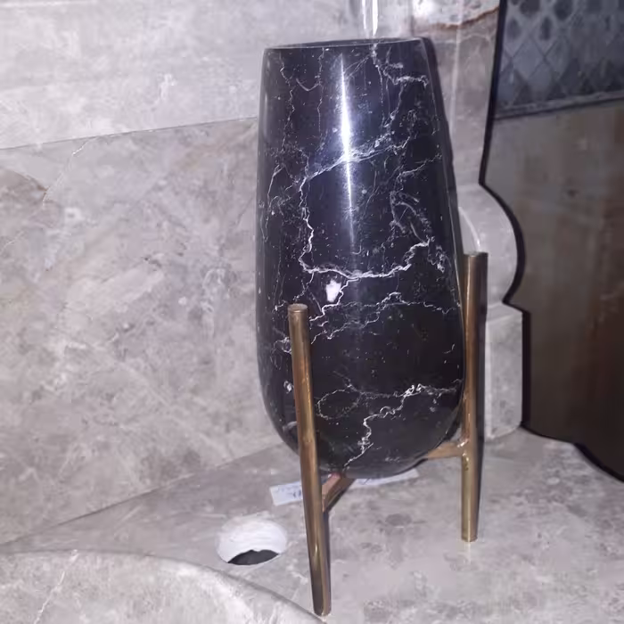 گلدون سنگی باسنگ طبیعی با پایه برنز (پس کرایه)