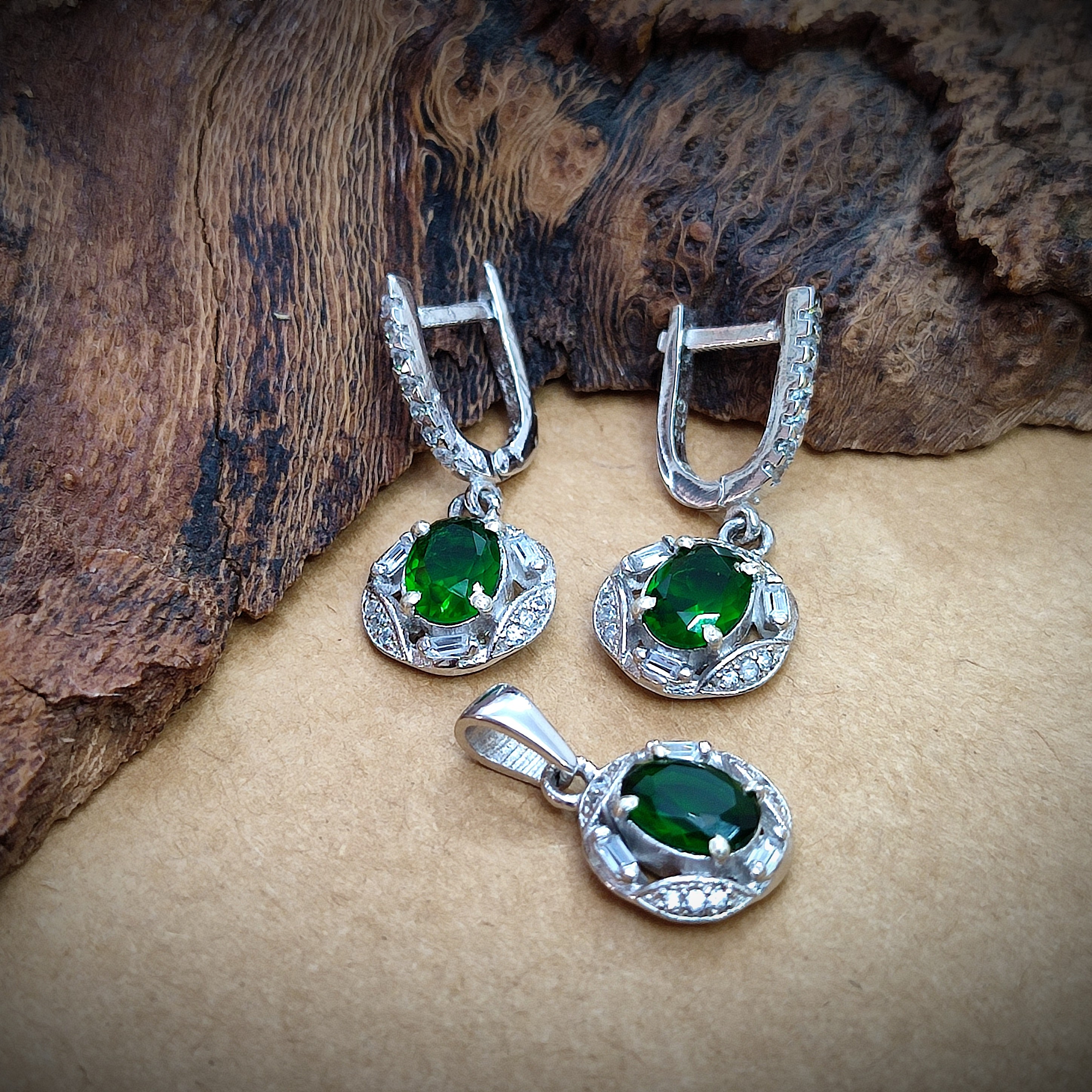 نیم ست نقره طرح جواهر با نگین زمرد 