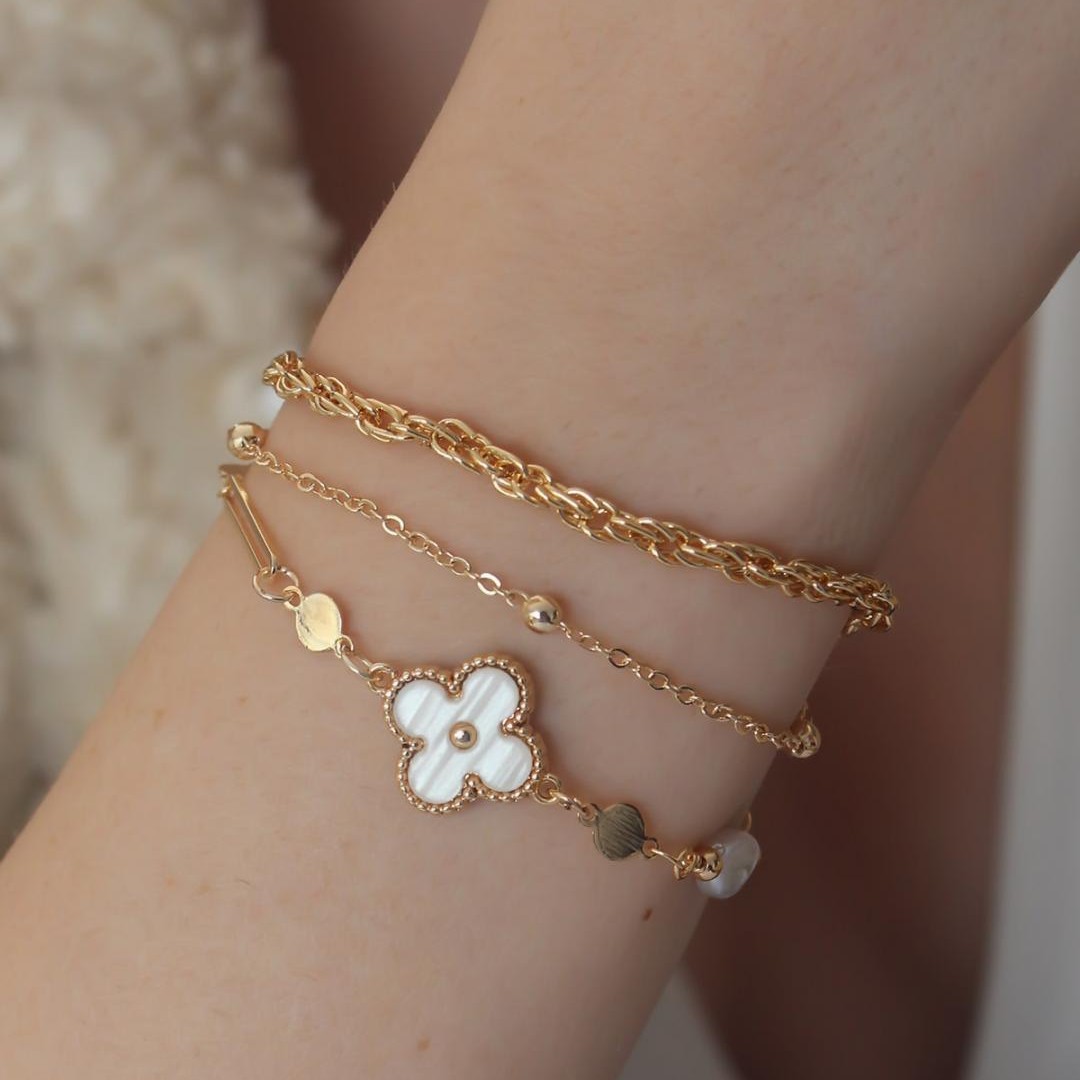 اکسسوری دستبند سه ردیفه گل بابونه 