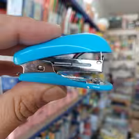 منگنه زن یا ماشین دوخت K.M.T مشتی سایز کوچک شماره 10 دارای رنگ بندی