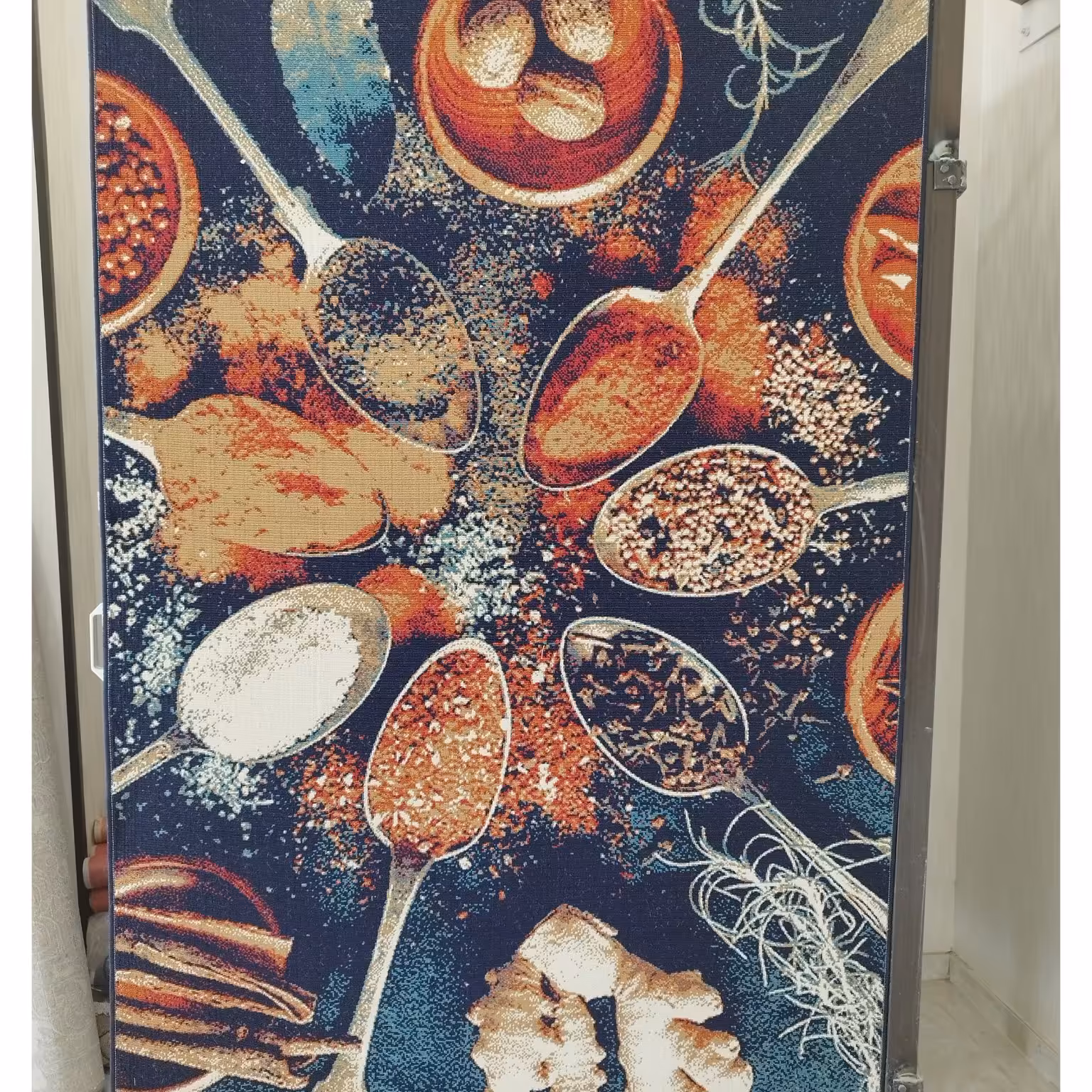 گلیم  ماشینی طرح قاشق و چنگال 6متری 