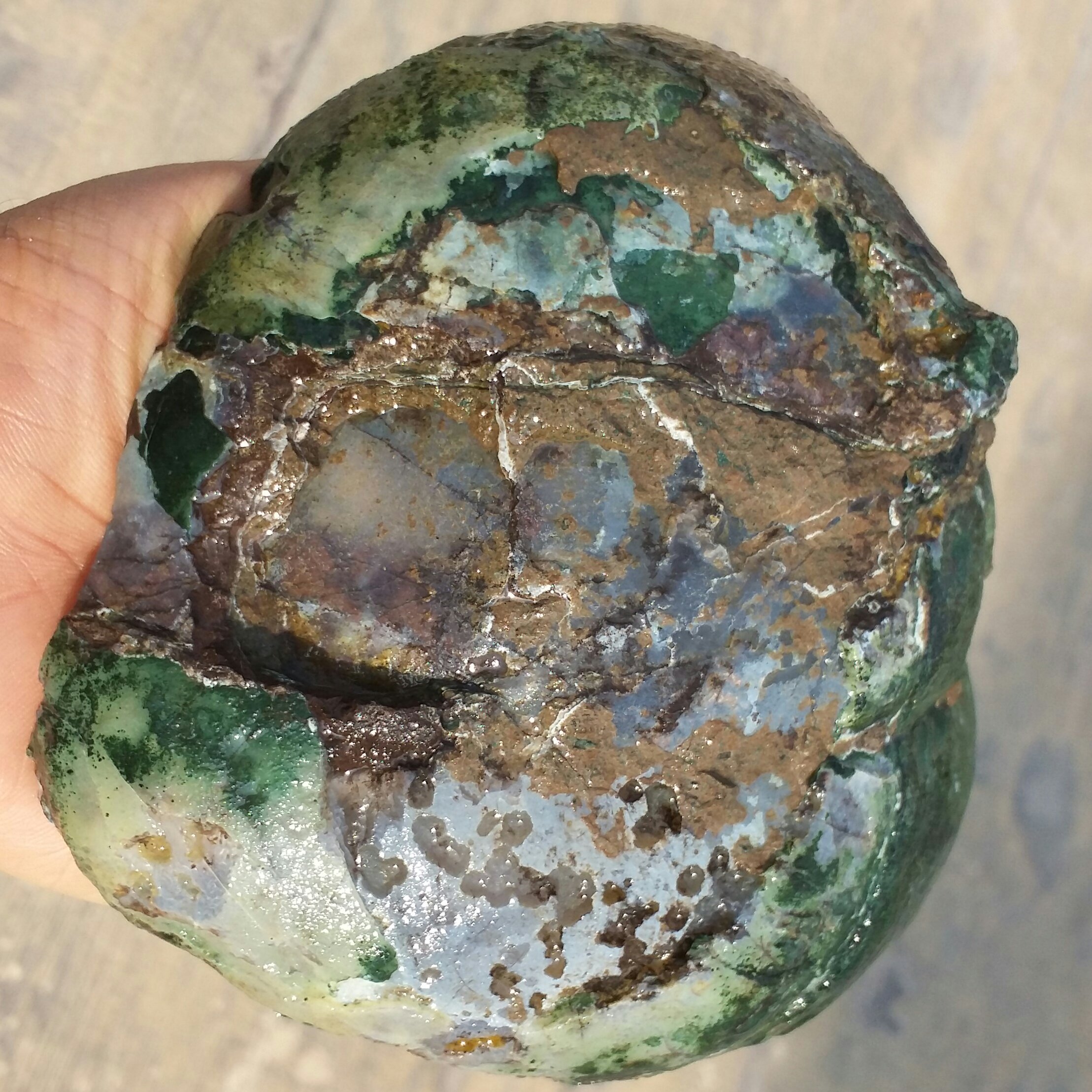 سنگ راف خام غووولپیکر عقیق توپی مغزدار به احتمال شکوفه برش نخورده صددر صد طبیعی
با قابلیت ساخت چندین نگین محشر  کد 8802