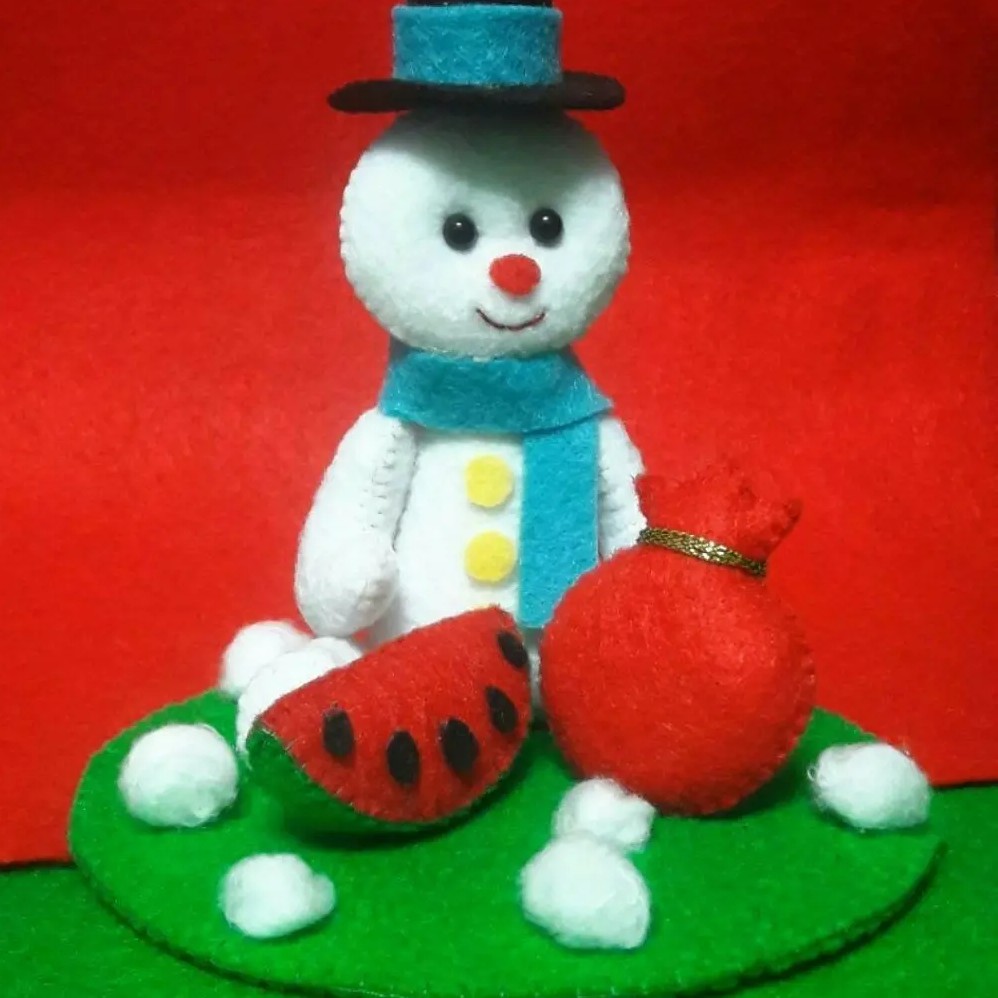 ماکت  آدم برفی به همراه هندوانه و انار مناسب شب یلدا
