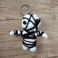 آویز جاکلیدی بافتنی دست باف طرح وودو دال (voodoo doll) رنگ سفید مشکی سفیرباف