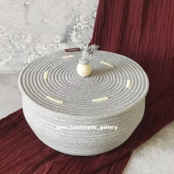 نظم دهنده گرد در دار .رنگ طوسی.اندازه 20 در ارتفاع10سانت.دست دوز.مستقیم ازتولیدی