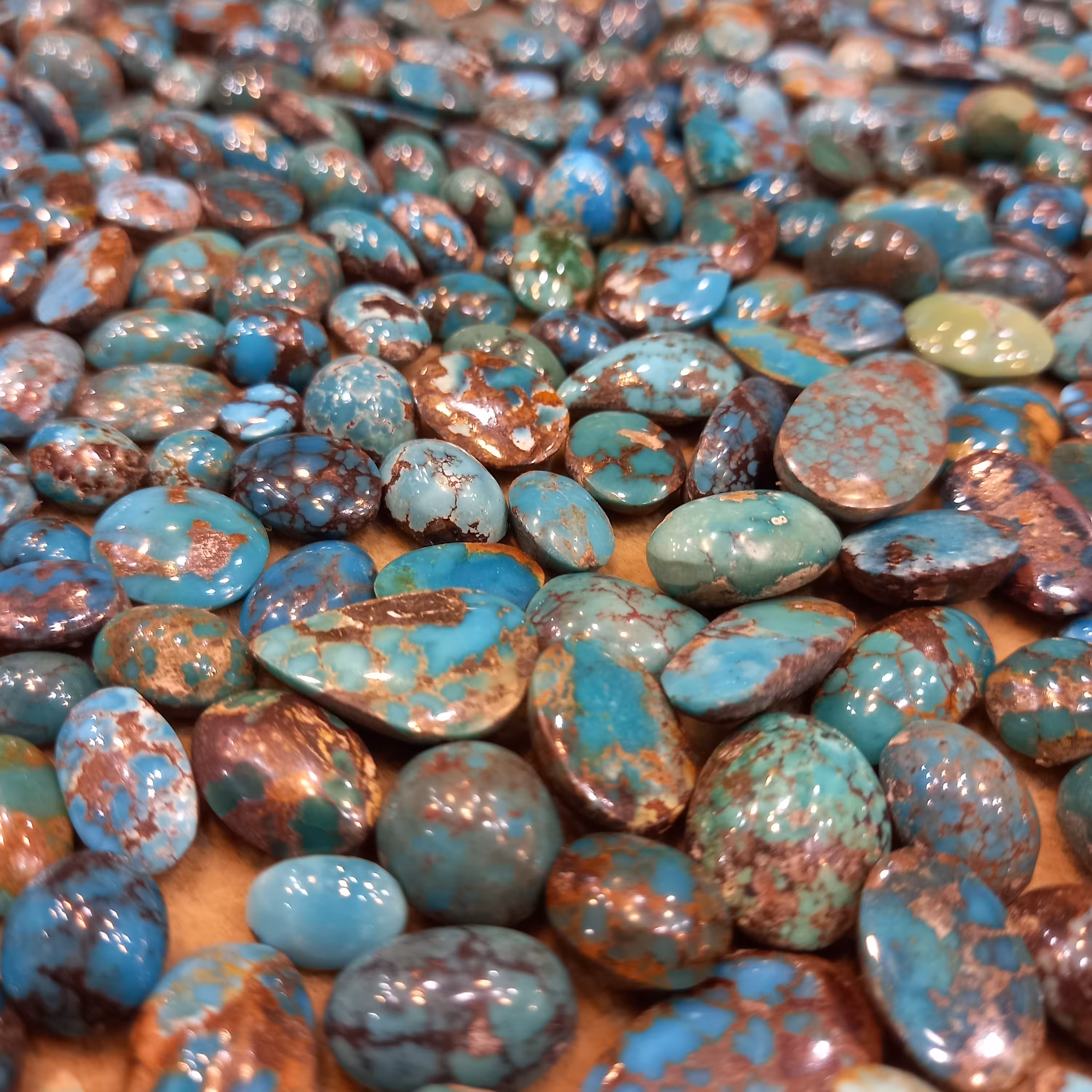 فیروزه نیشابور طبیعی درجه یک سبز رگه طلایی گلچین شده مناسب انگشتر مردانه و جواهرات طلا 