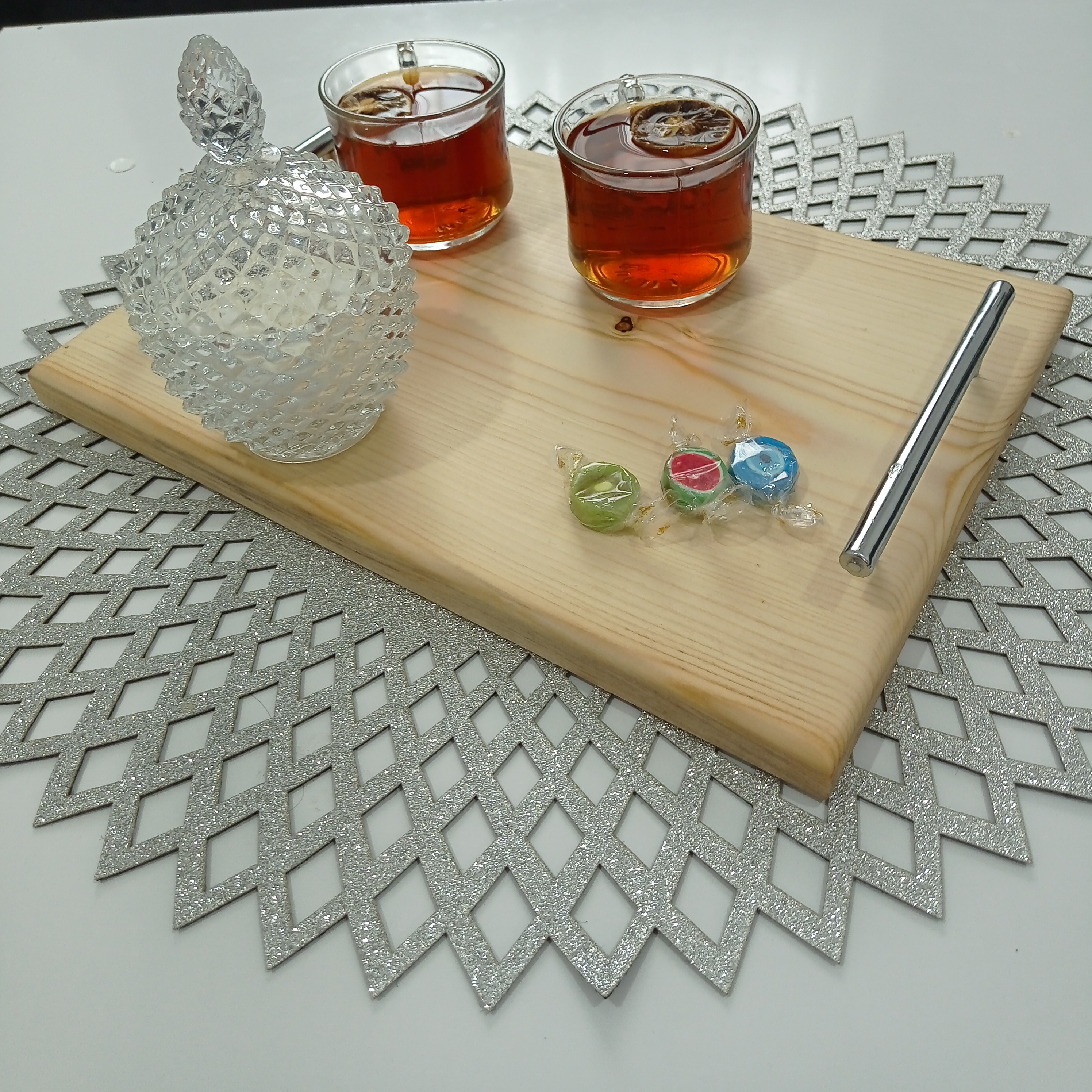 سینی چوبی ساده با دسته فلزی
