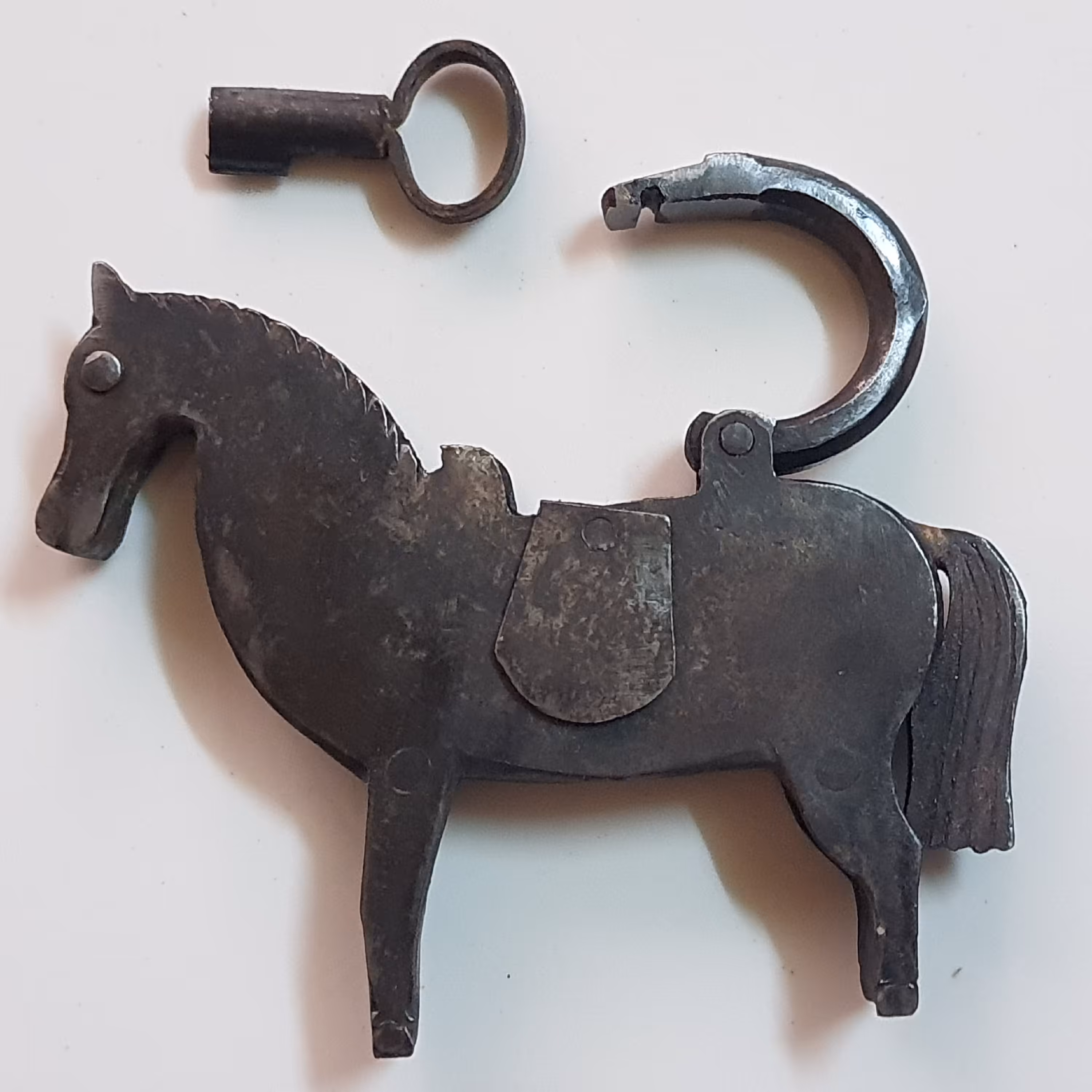 قفل کلکسیونی فولادی طرح اسب 8 سانتی مشکی