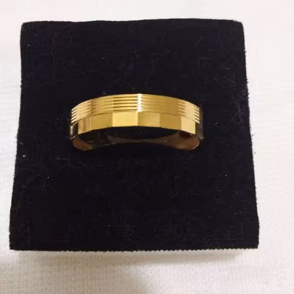 حلقه استیل با رنگ طلایی و ضدحساسیت میباشد