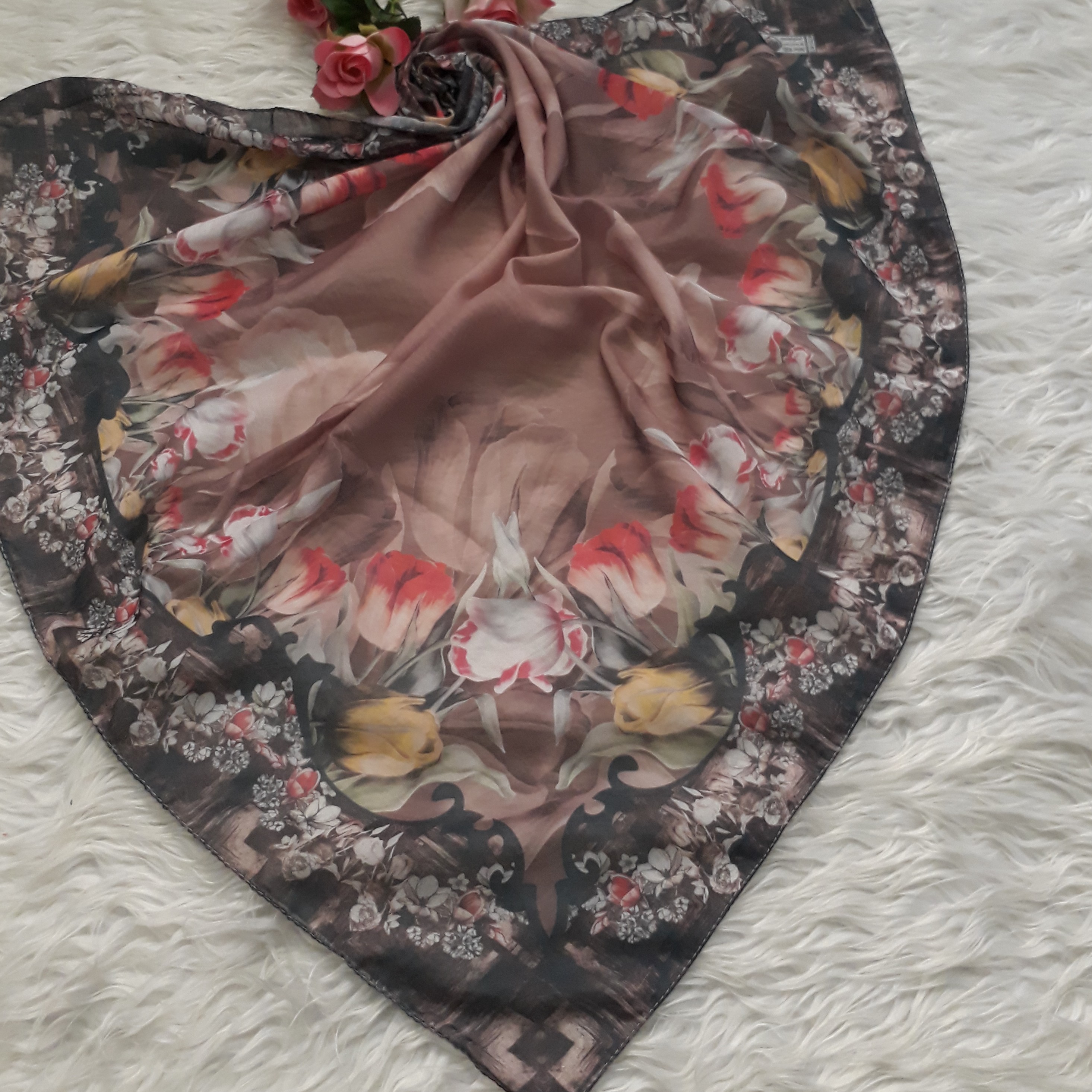 روسری نخی دور دوخت قواره کوچک