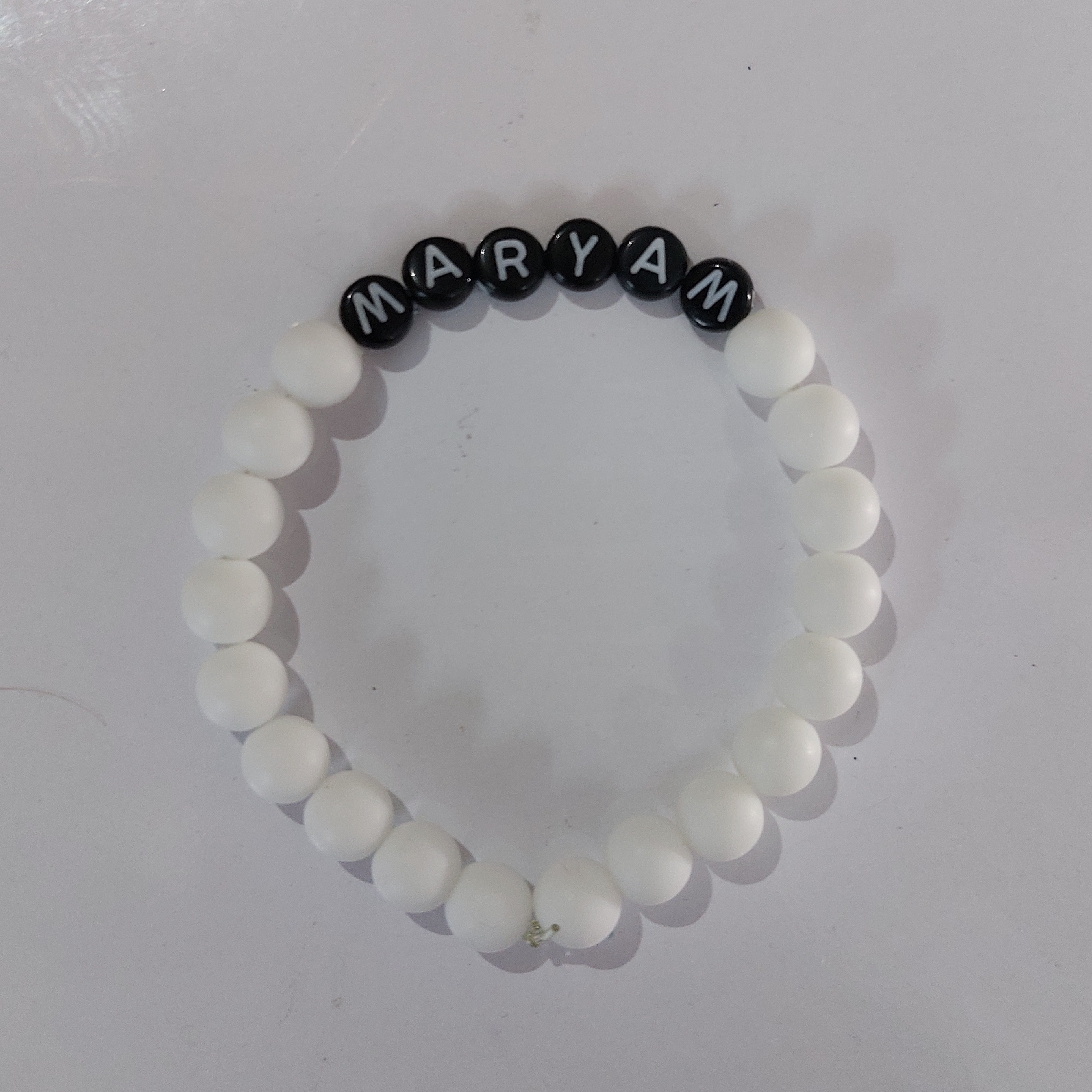 دستبند کشی سفید مات با حروف تیره و  اسم دلخواه شما 