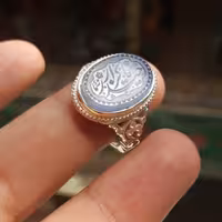 نگین عقیق یمن خط استاد سما رکاب دست ساز مدل 3گل به همراه حرز امام جواد علیه السلام تربت امام حسین علیه السلام زیر نگین 