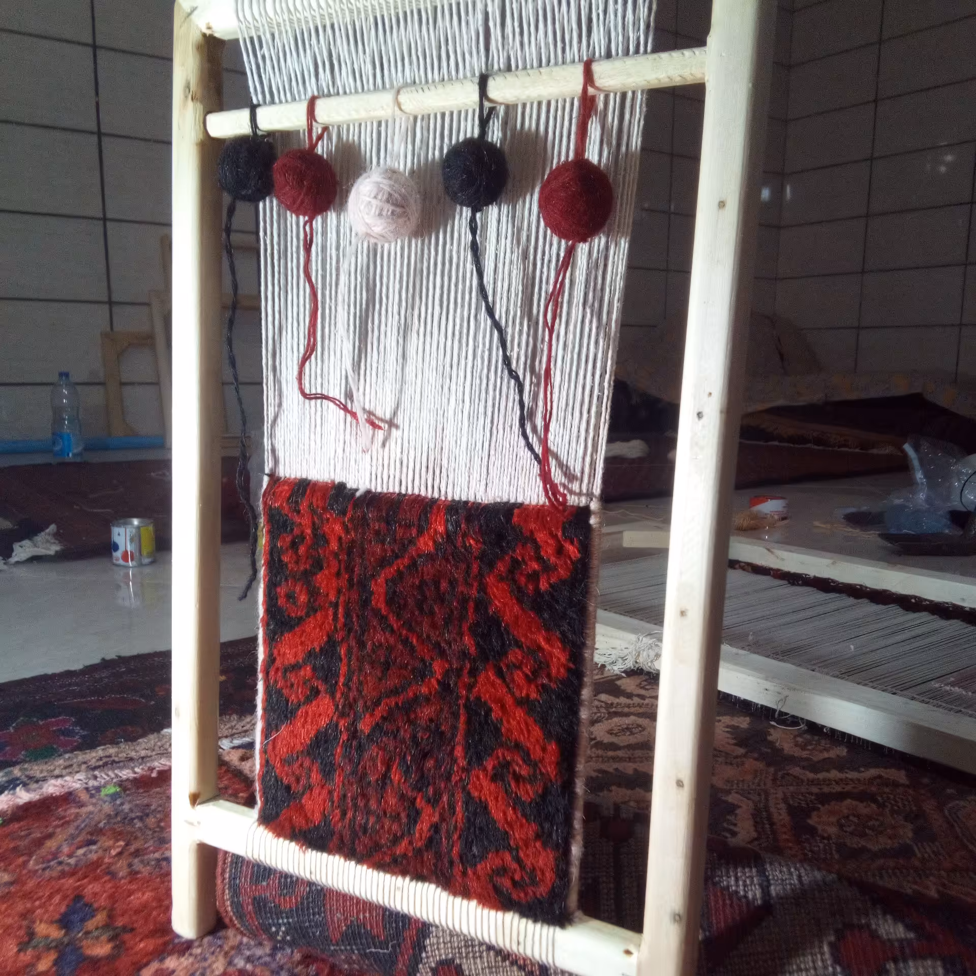 دار مینیاتوری و تزئینی قالی دستباف با قالی دستباف20در25