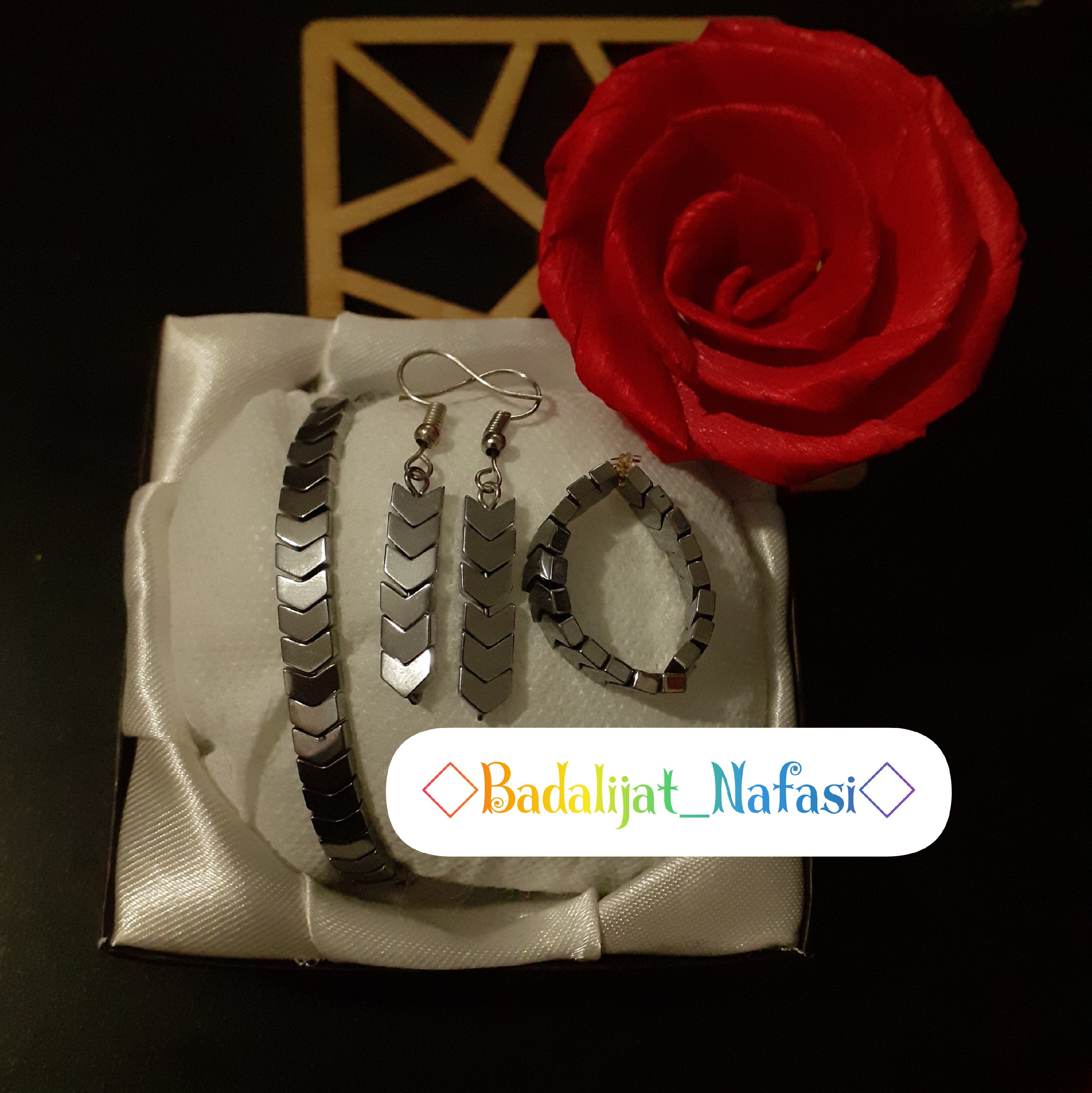 دستبند و انگشتر و گوشواره سنگ حدید مدل فلش رنگ نقره ای