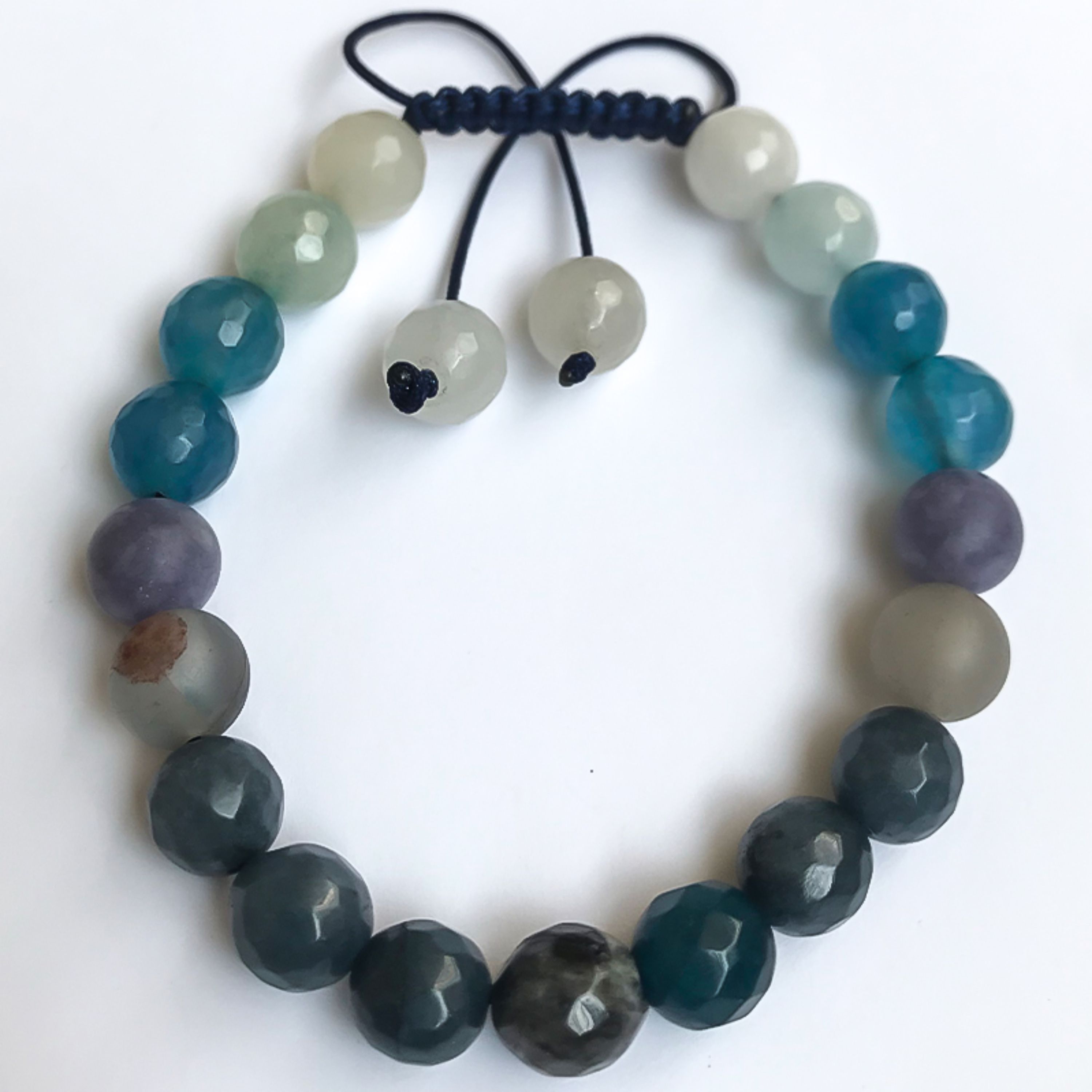 دستبند مدل نوامبر تلفیقی از سنگ های عقیق با طیف رنگی آبی سورمه ای