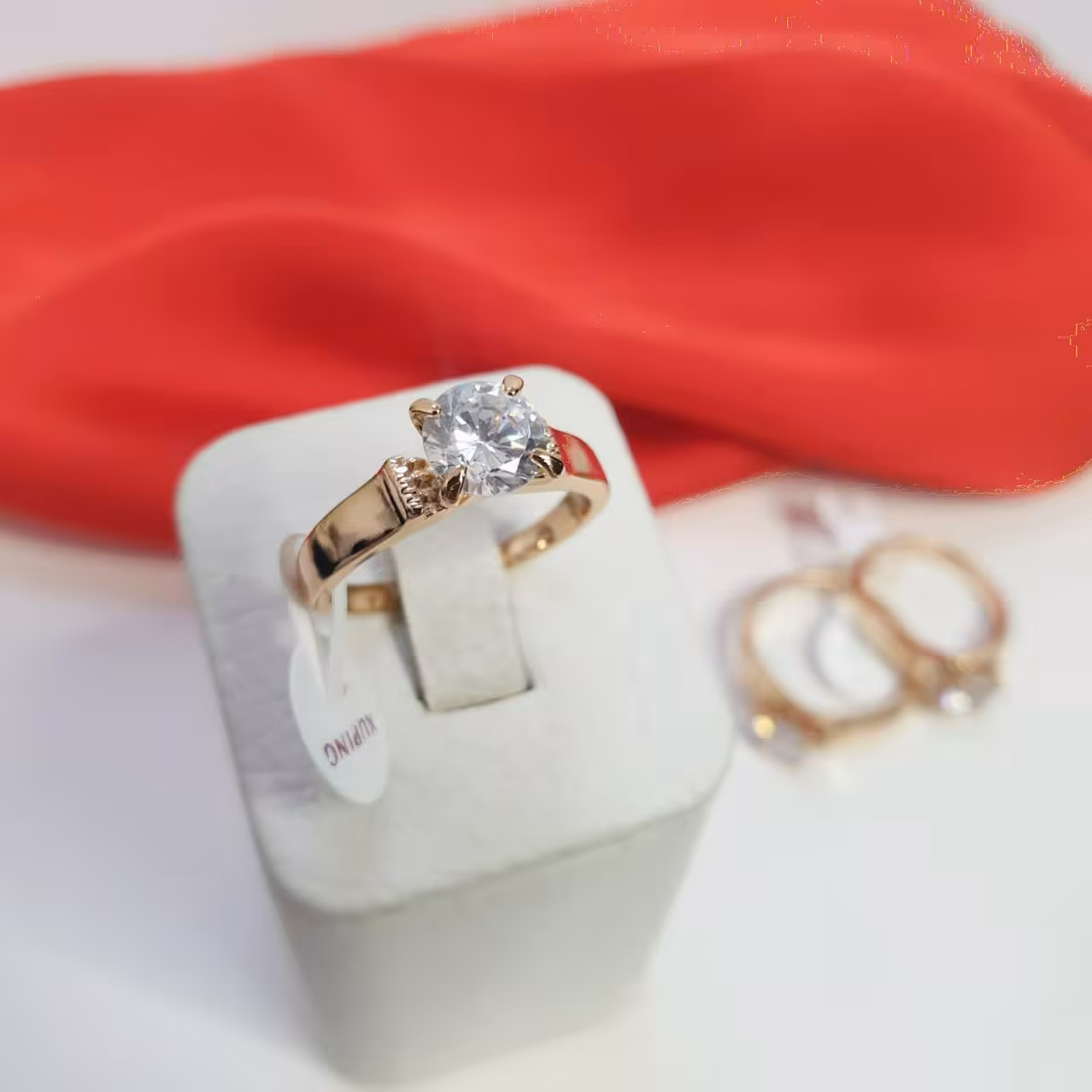 انگشتر ژوپینگ تک نگین رنگ کاملا ثابت کپی طلا با آبکاری و روکش طلا و نگین مخراج کاری شده