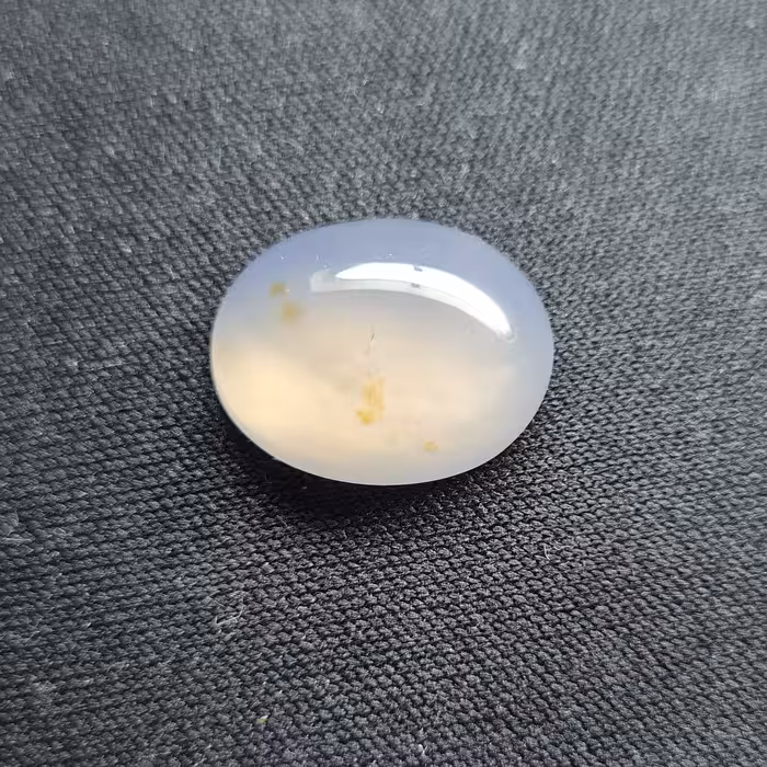 نگین عقیق سوسنی کم رنگ (مشخصات: طول: 1.7 سانتی متر. عرض: 1.3 سانتی متر. ارتفاع: 0.6 سانتی متر)