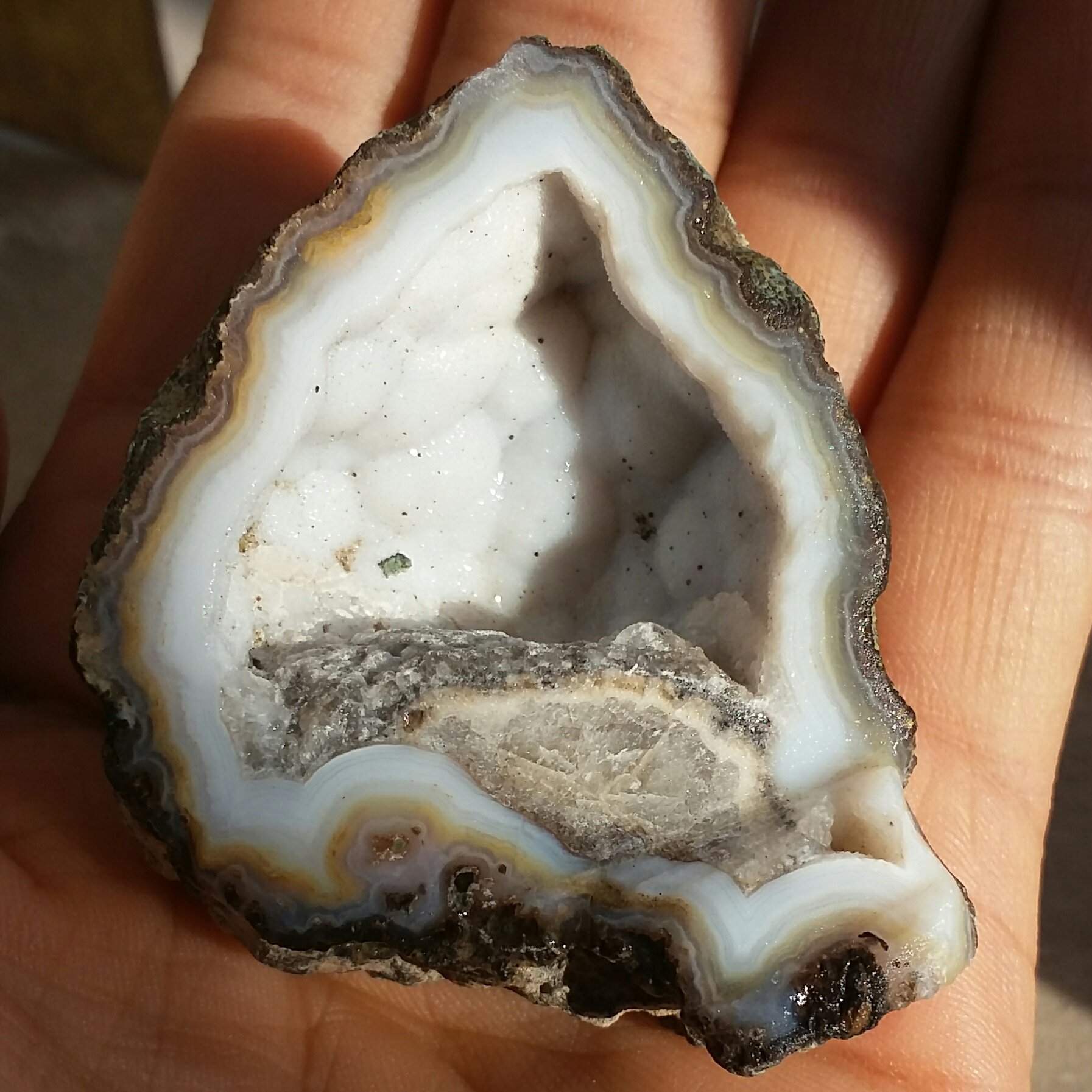 اسلایس سنگ راف عقیق توپی توخالی 'بلور برفکی حاشیه سلیمانی خاا ااص 100 در صد طبیعی شاهکار 
بی نظیر نمونه ای تکرار نشدنی 