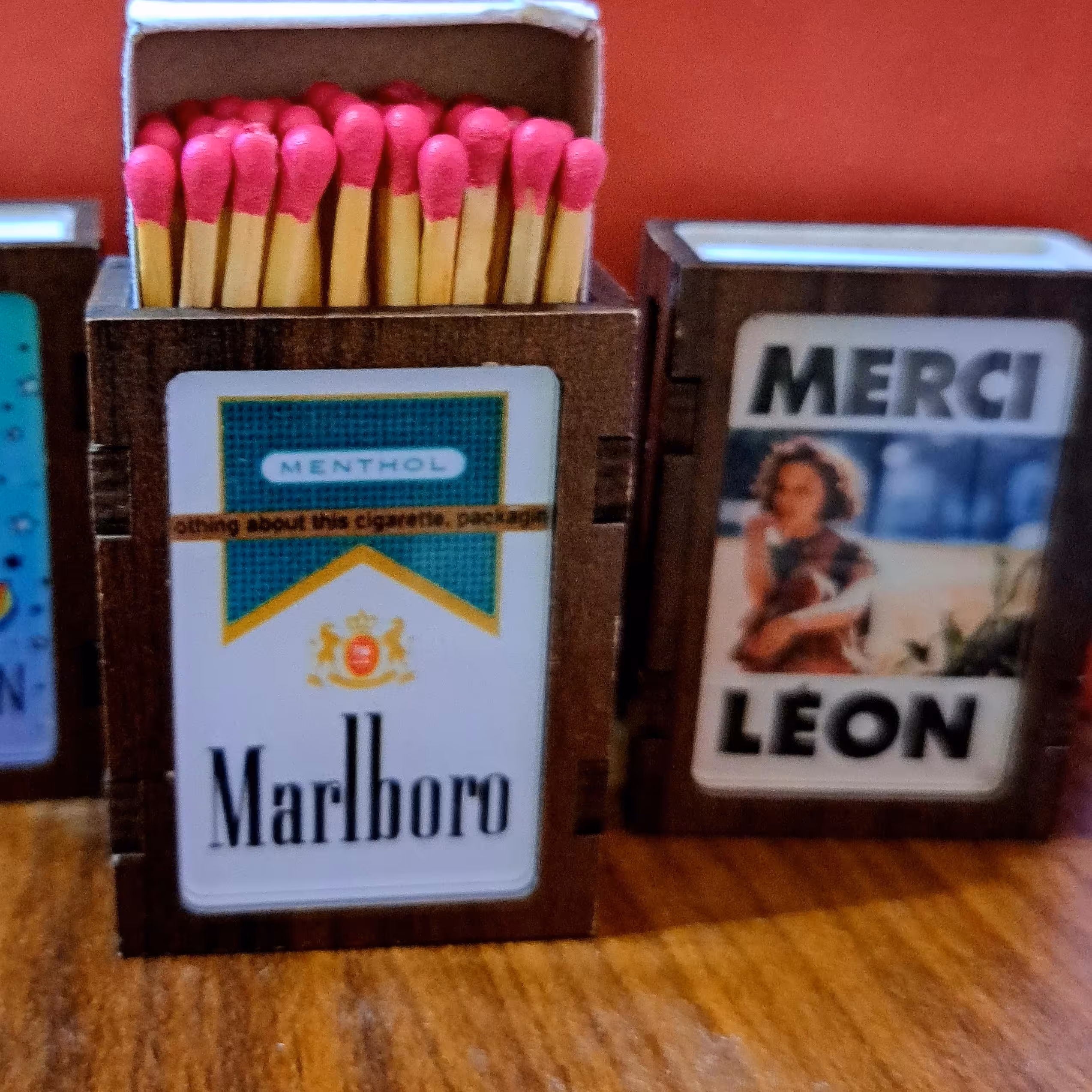 جعبه کبریت همراه کبریت