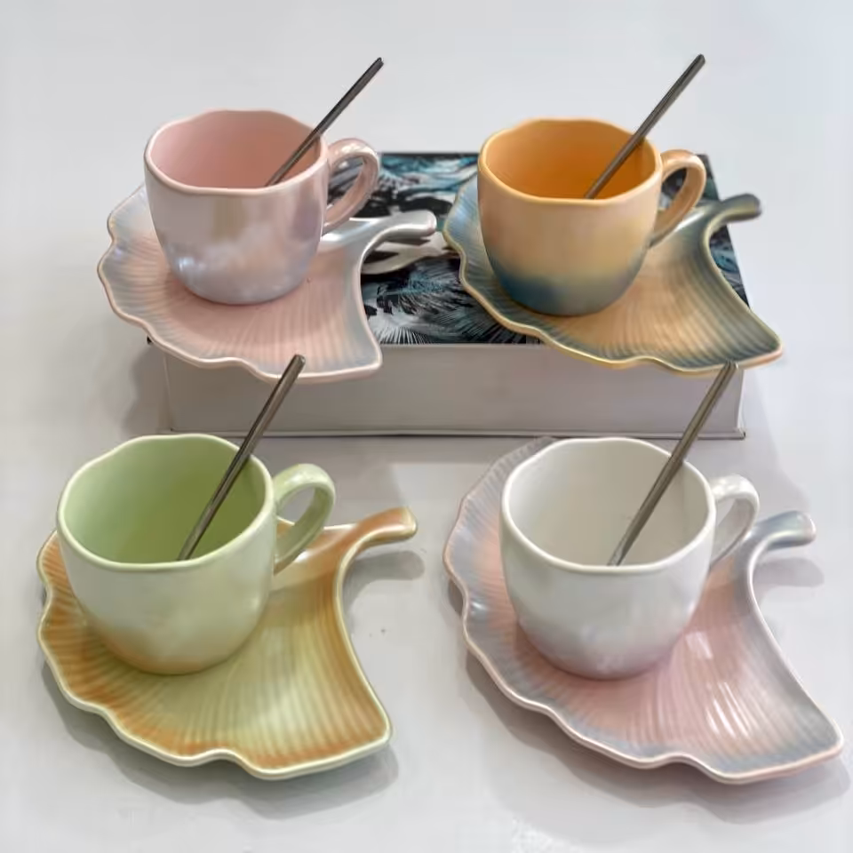 ست فنجون و پیش دستی ست ماگ و پیش دستی طرح برگ به همراه قاشق استیل