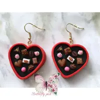 گوشواره دخترانه فانتزی جعبه شکلات،جعبه شکلات قرمز خاص و کلی شکلات های کاکائویی خوشمزه 