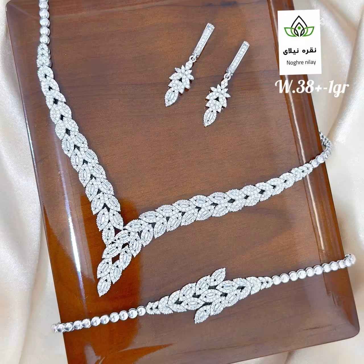 سرویس   نقره جواهری عیار 925آبکاری طلا سفید  دارای رنگ ثابت تضمینی بدون ریزش نگین   ارسال رایگان  ،  دارای فاکتور معتبر 