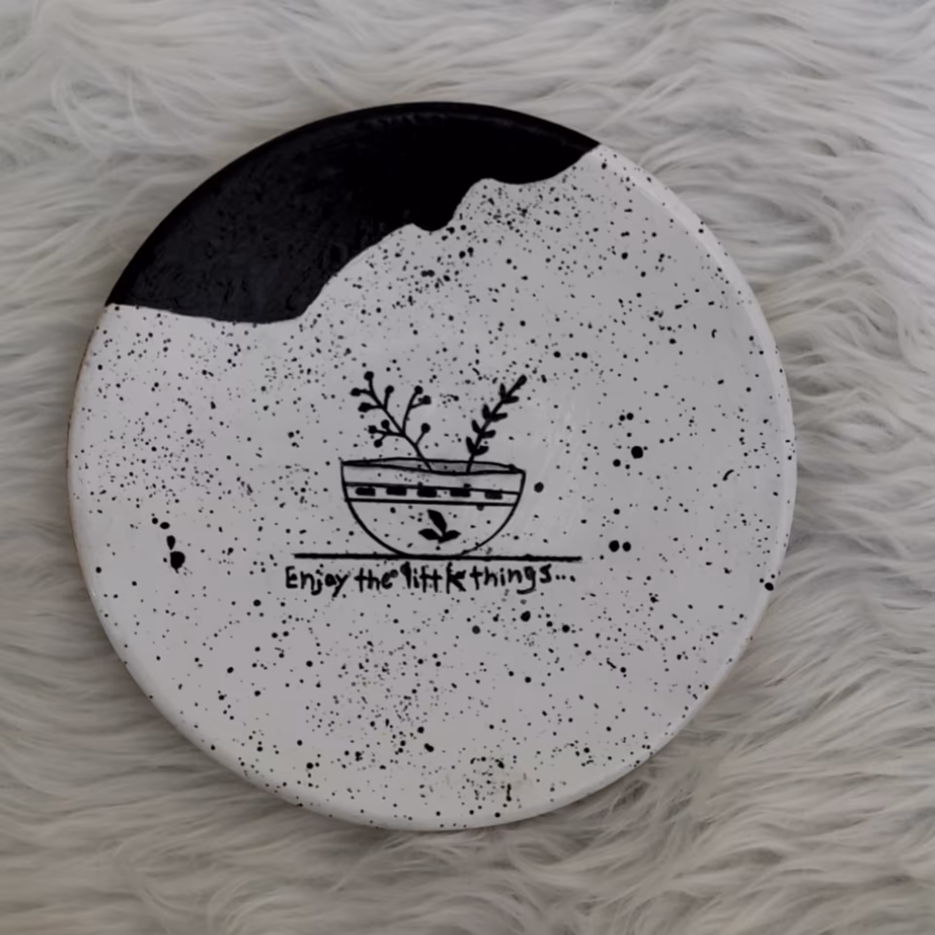 دیوارکوب سفالی سفید و مشکی