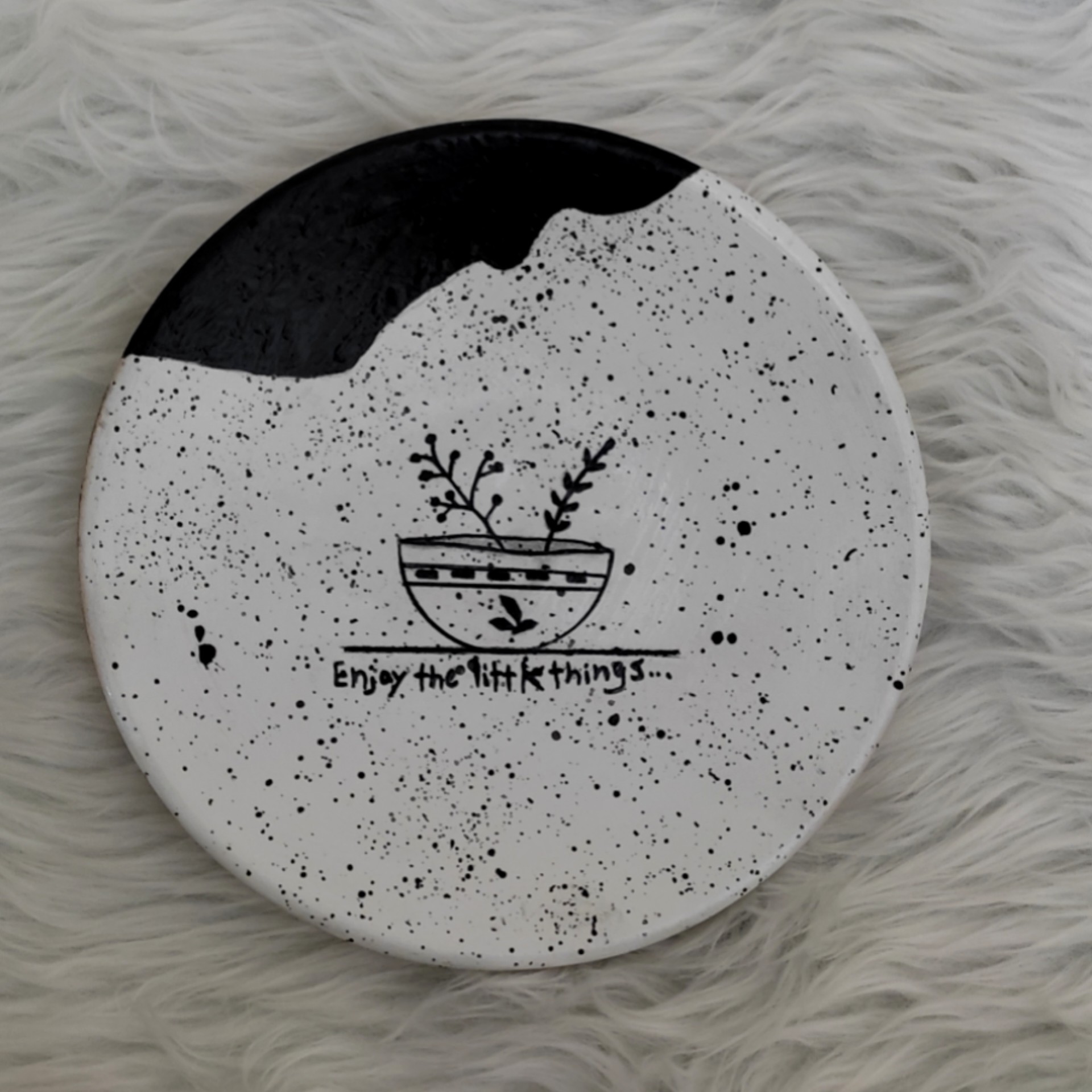 دیوارکوب سفالی سفید و مشکی