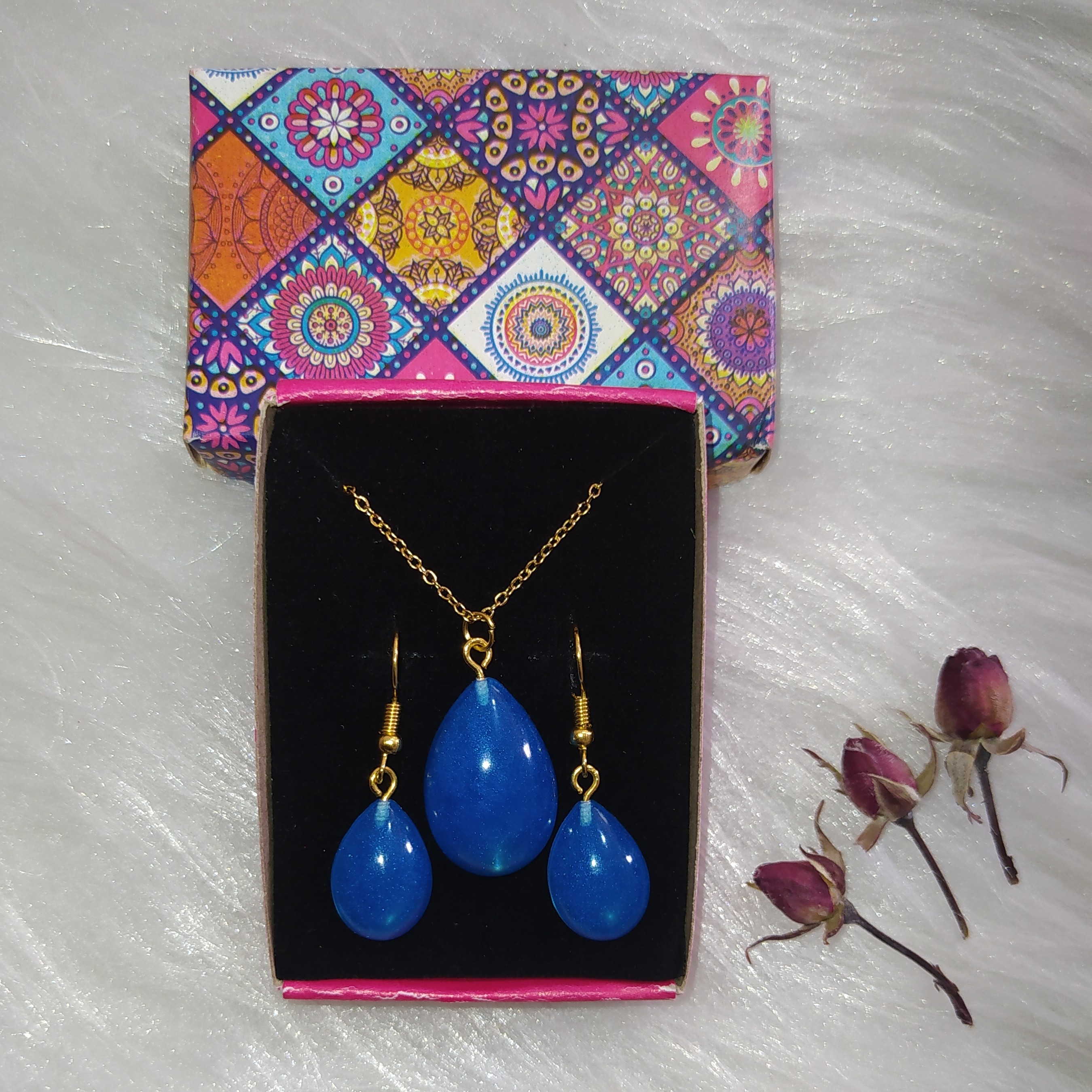 نیم ست رزینی رنگ آبی صدفی طرح قطره شامل گردنبند و گوشواره با زنجیر استیل رنگ ثابت