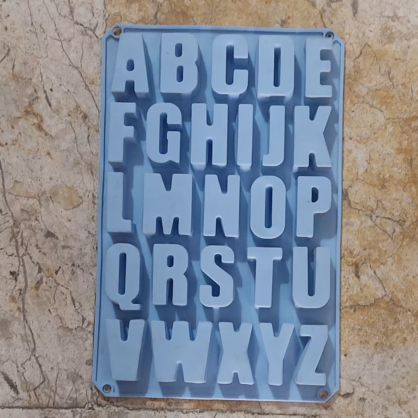 قالب سیلیکونی حروف انگلیسی  معیوب( کنار حروف های سمت چپ قالب یه کم فرورفتگی داره )