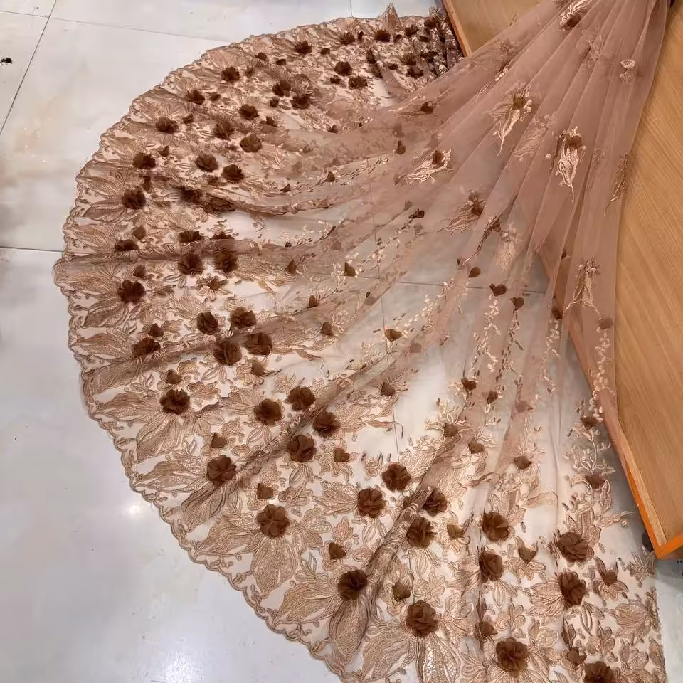 پارچه دانتل ابریشم دوزی و شکوفه برجسته یکسر حاشیه 