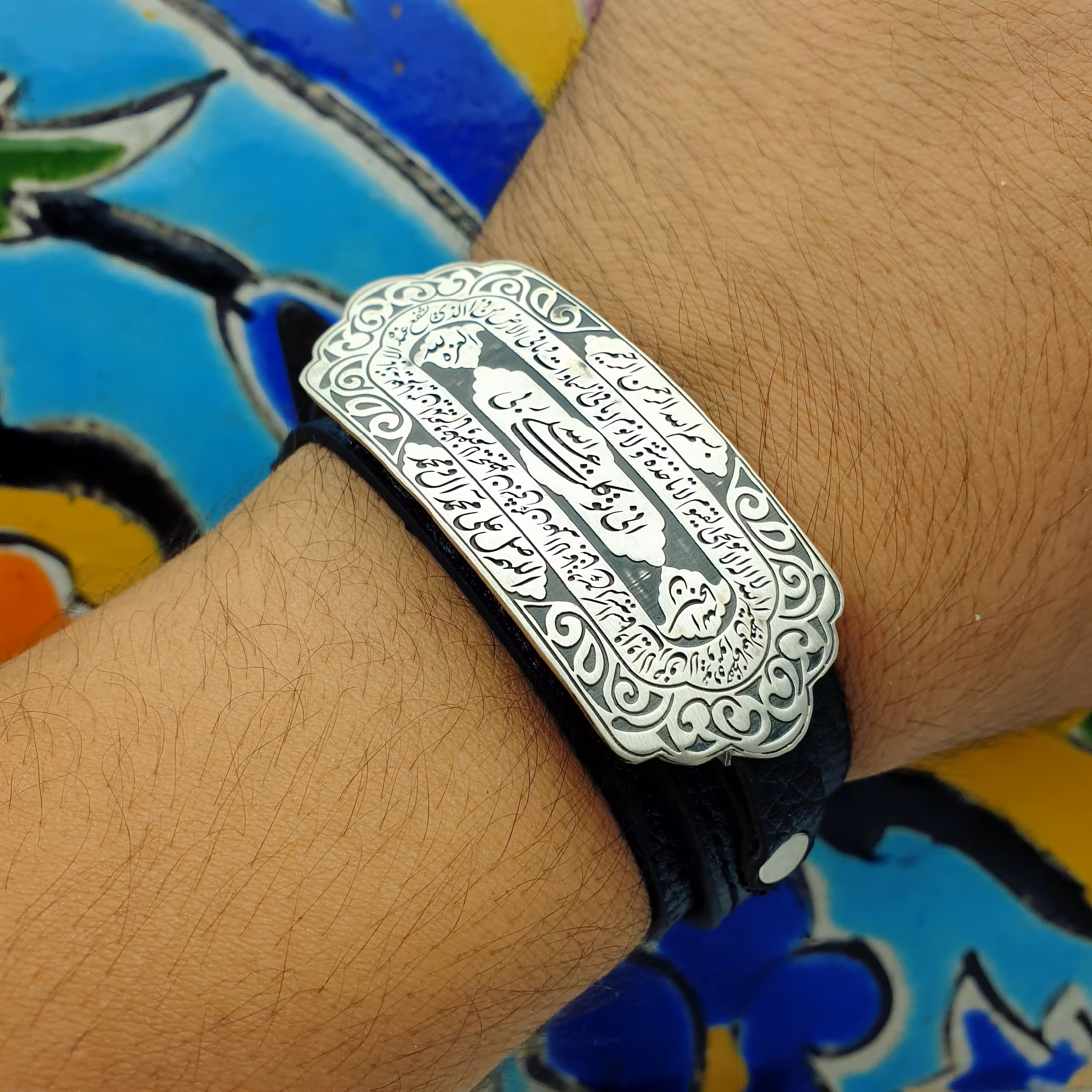 دستبند نقره دستساز با حکاکی ایت الکرسی و اسماء خدا و بند چرمی طبیعی