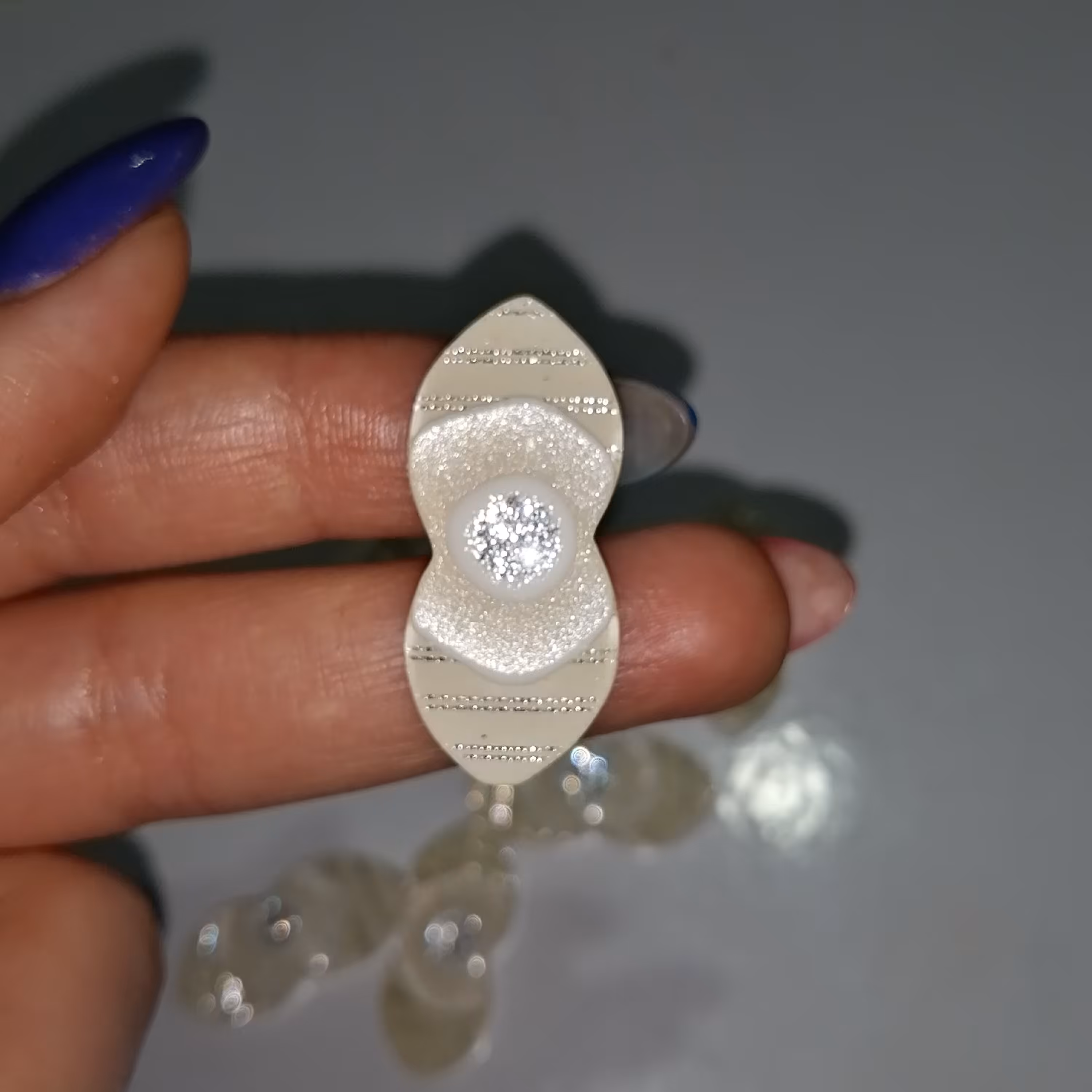  دکمه لباس شیشه ای رنگ کرمی بسته 8  عددی 