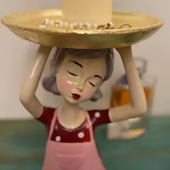 مجسمه دختر سینی به دست