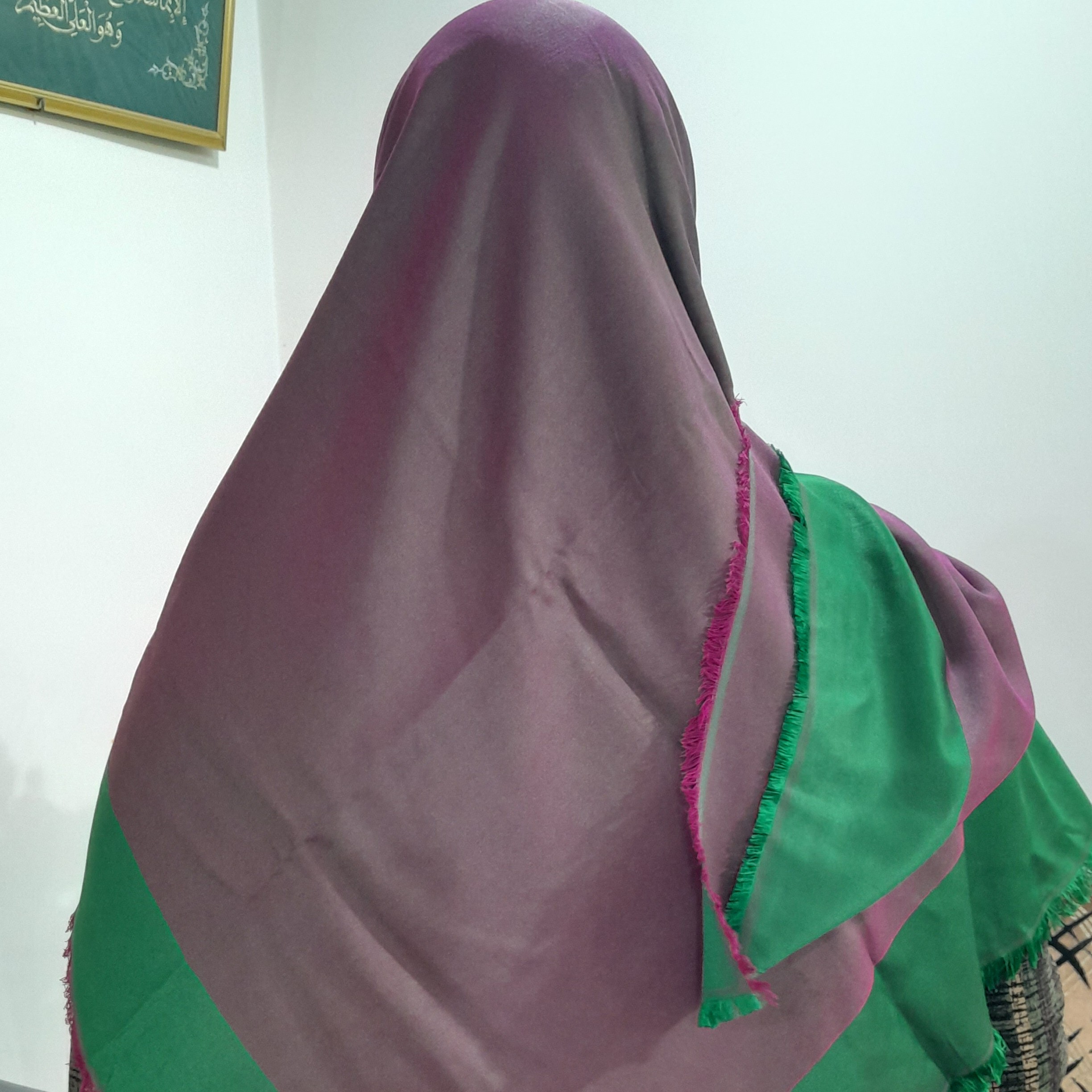 روسری نخی قواره بزرگ دوریه با ترکیب رنگ سبز و سرخابی باطیف رنگی خاص و جذاب برای خانم ها و دختر خانم های شیک پوش
