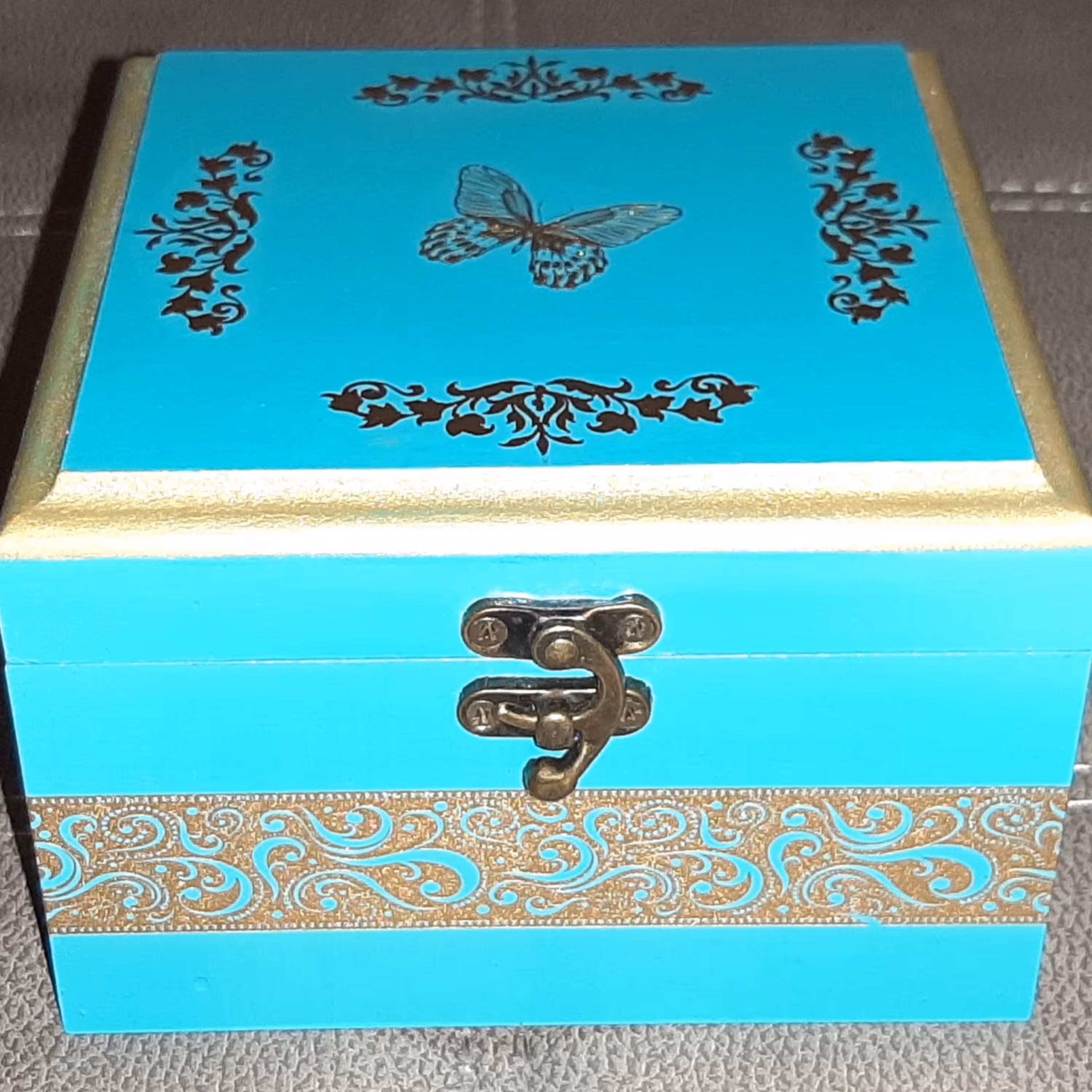 جعبه چوبی کوچک با درب جک دار