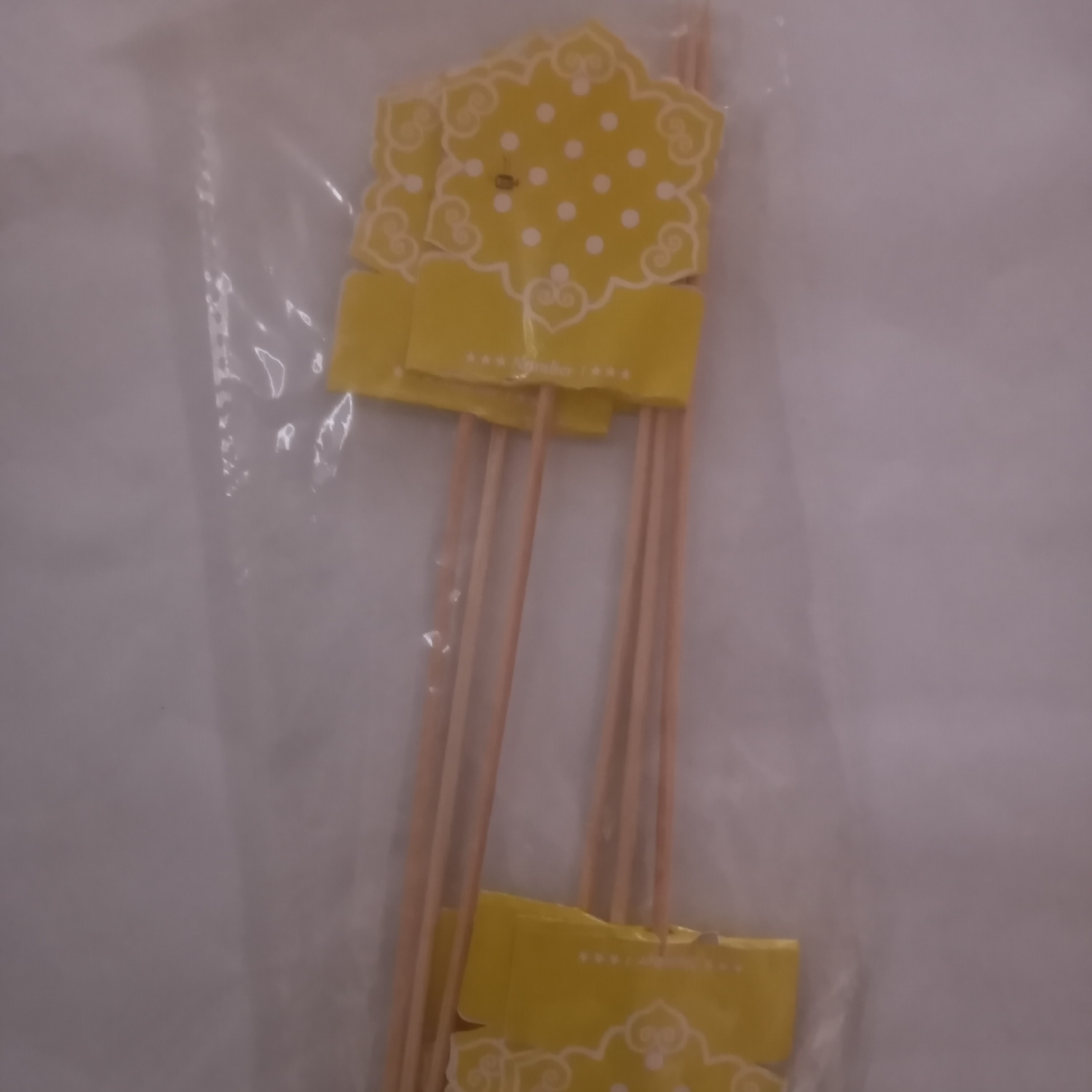 تاپر تولد چوبی مدل خالدار زرد