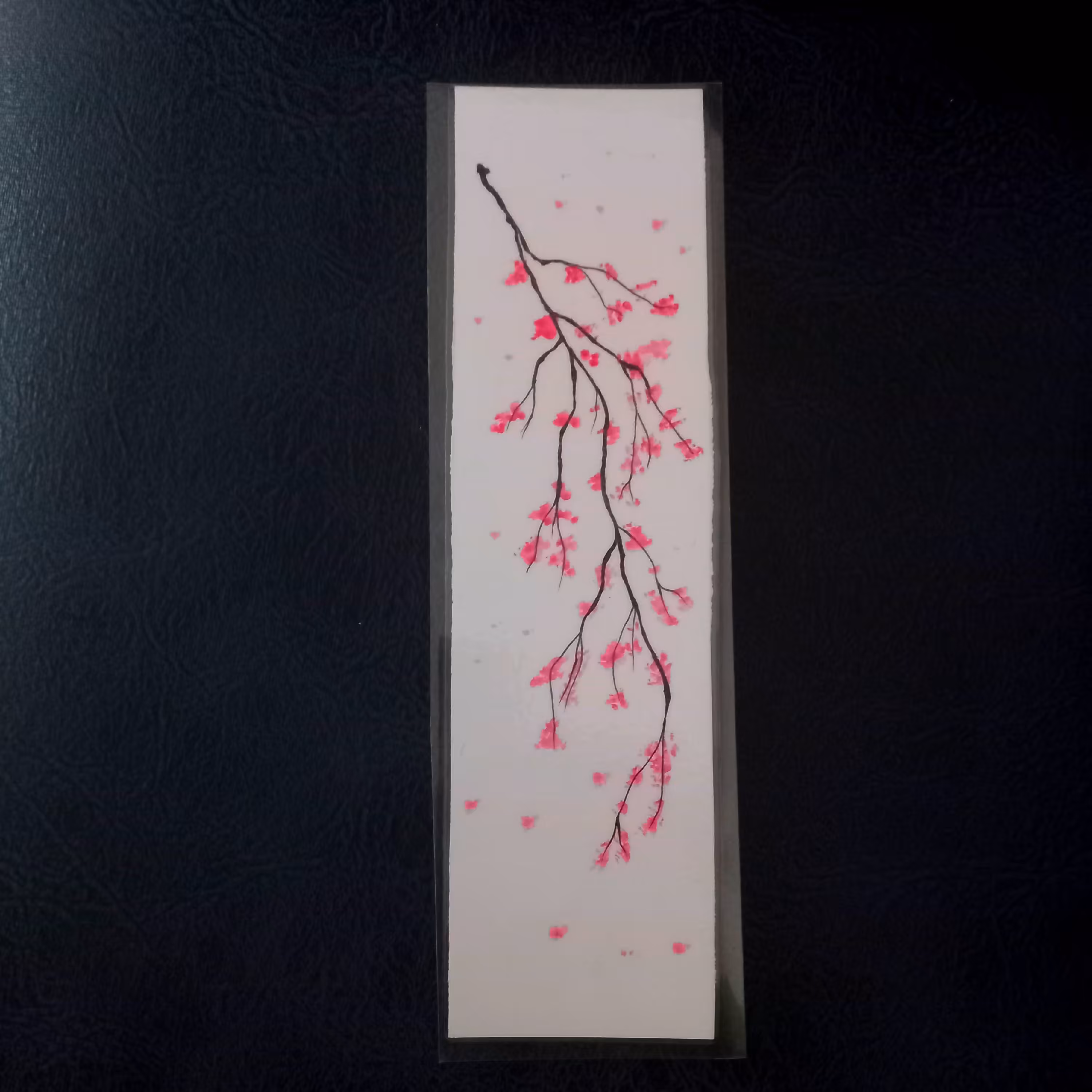 نشانگر کتاب نقاشی شده روی مقوا و لمینت شده طرح شکوفه