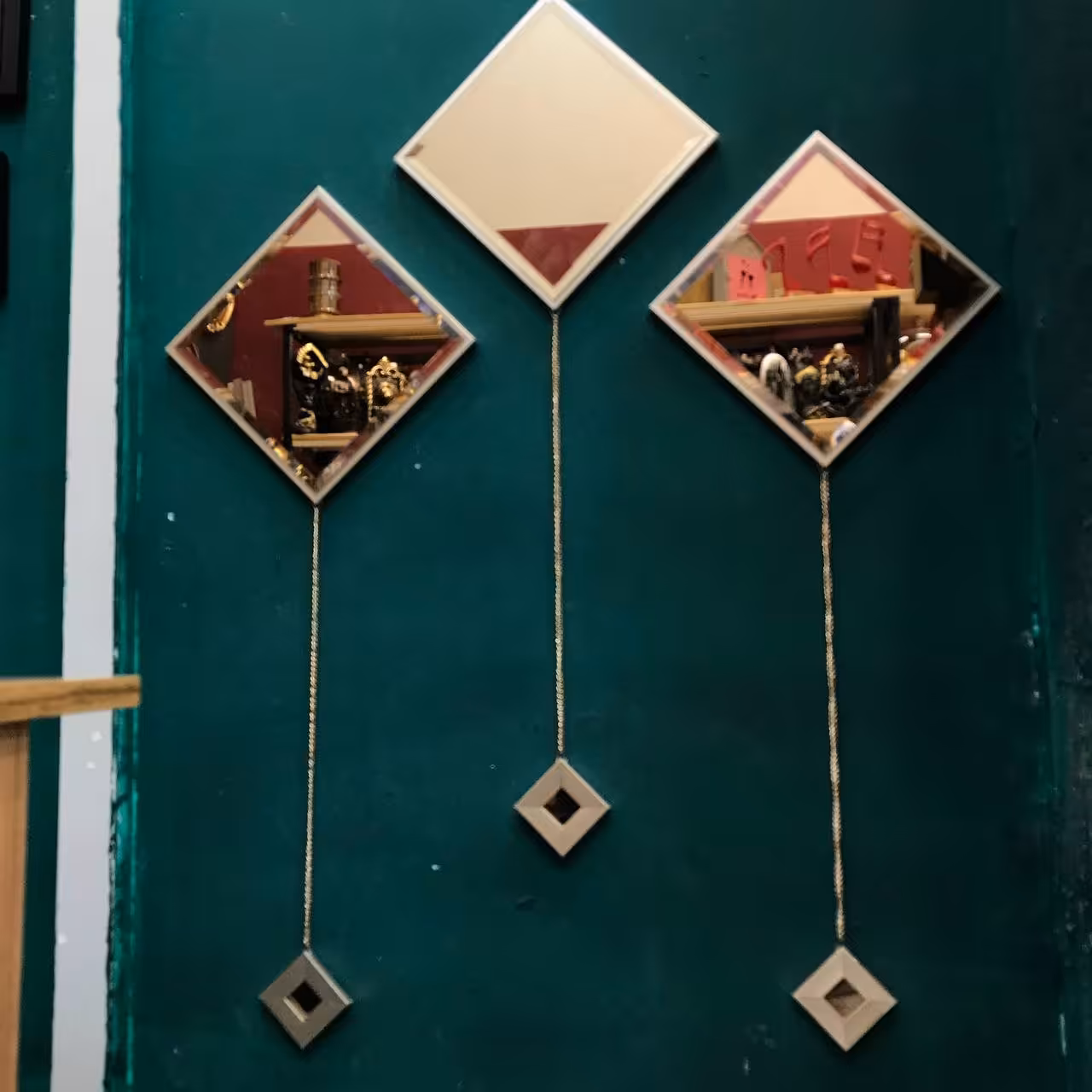 آینه دکوراتیو پازلی 3تیکه 30×30 زنجیردار طرح لوزی رنگ بژ