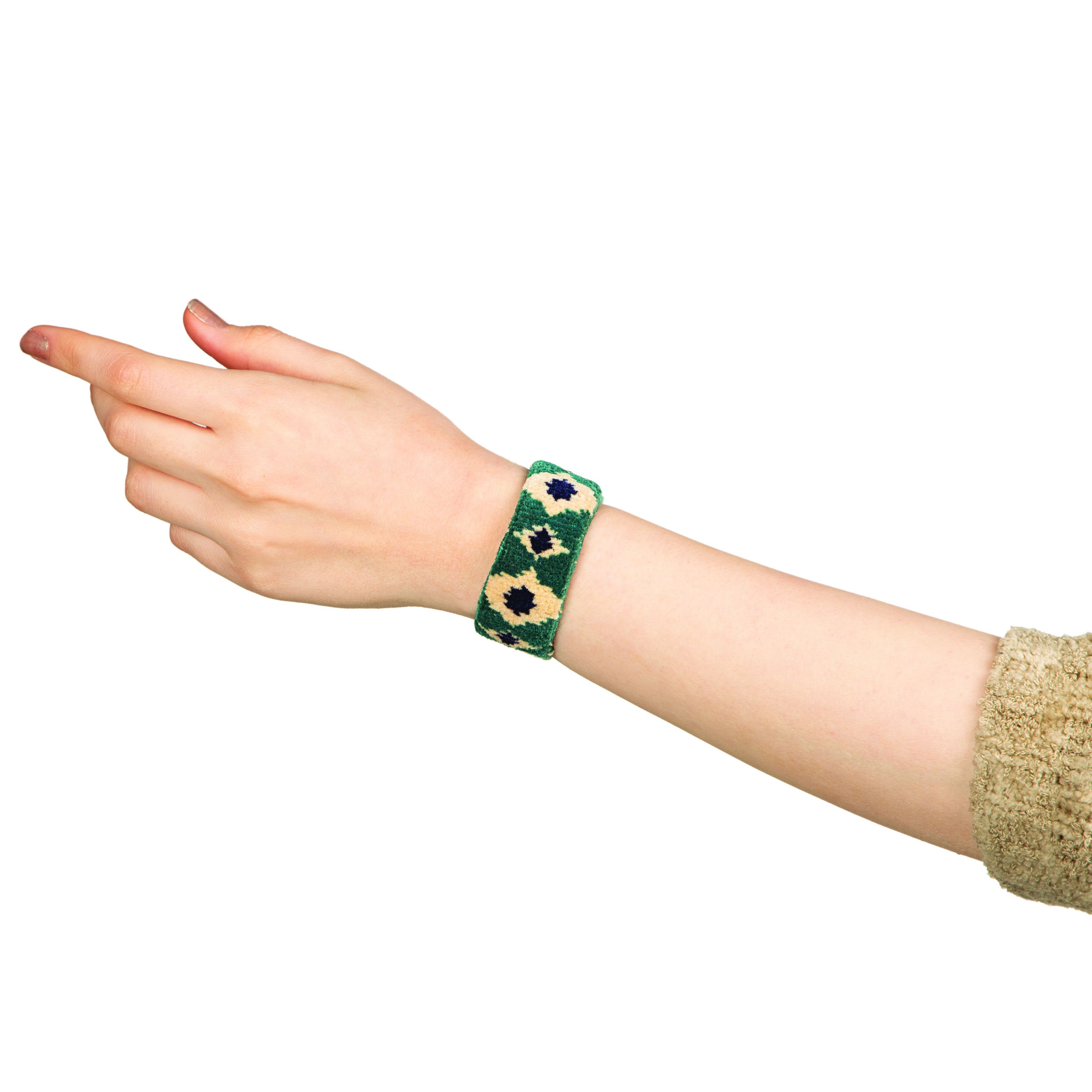 دستبند فرش دستباف مدل چشمه