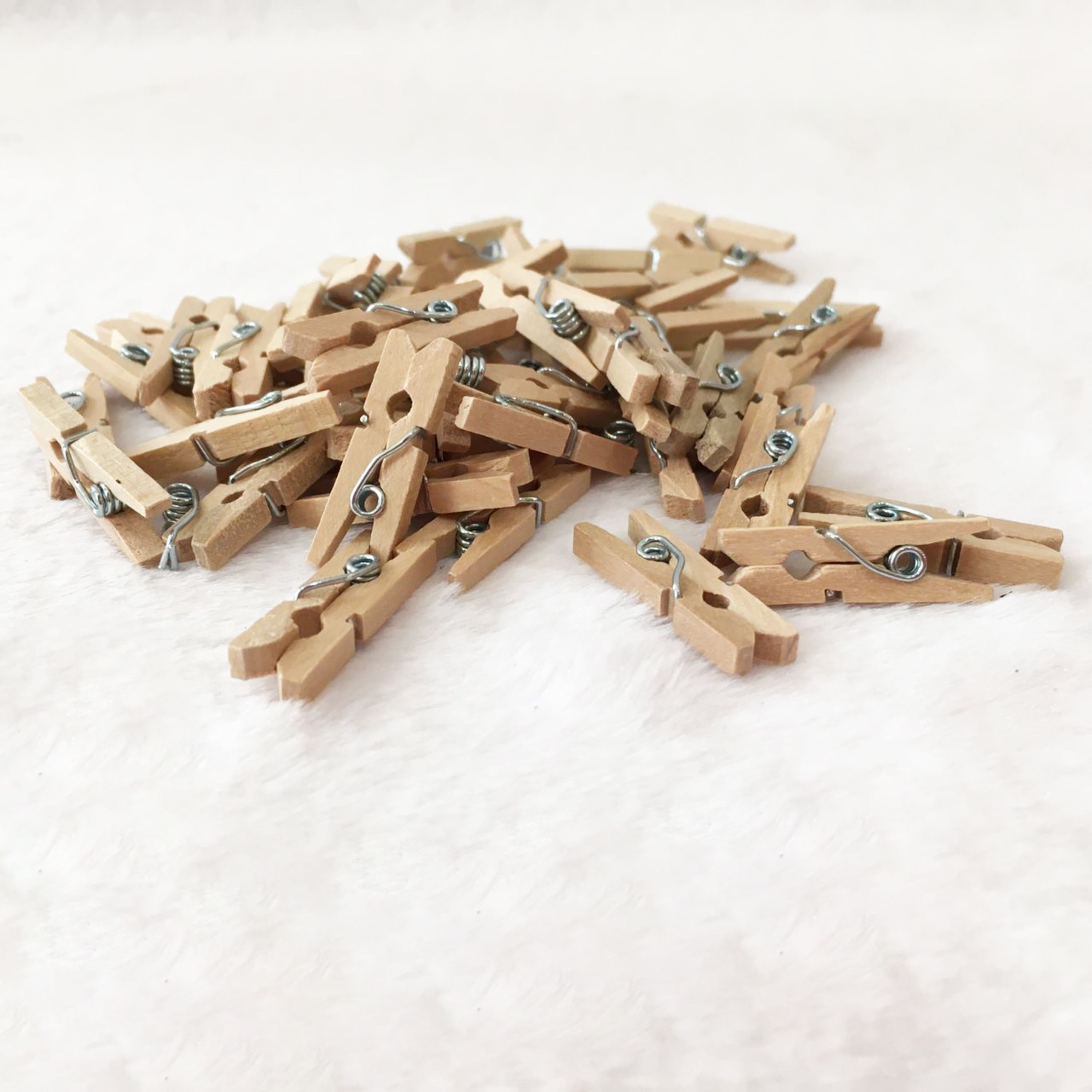 گیره چوبی دکوری بسته 25 عددی رنگ کرم ارتفاع 2.5 سانتی متر