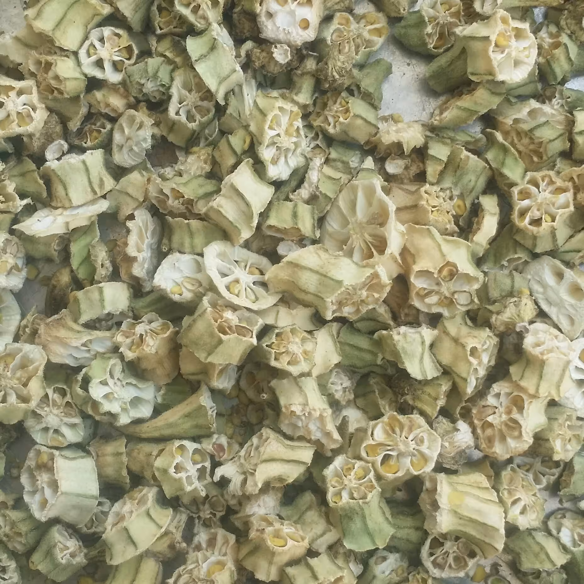 بامیه خشک خرد شده درجه 1 (شسته شده،از محصول درشت)